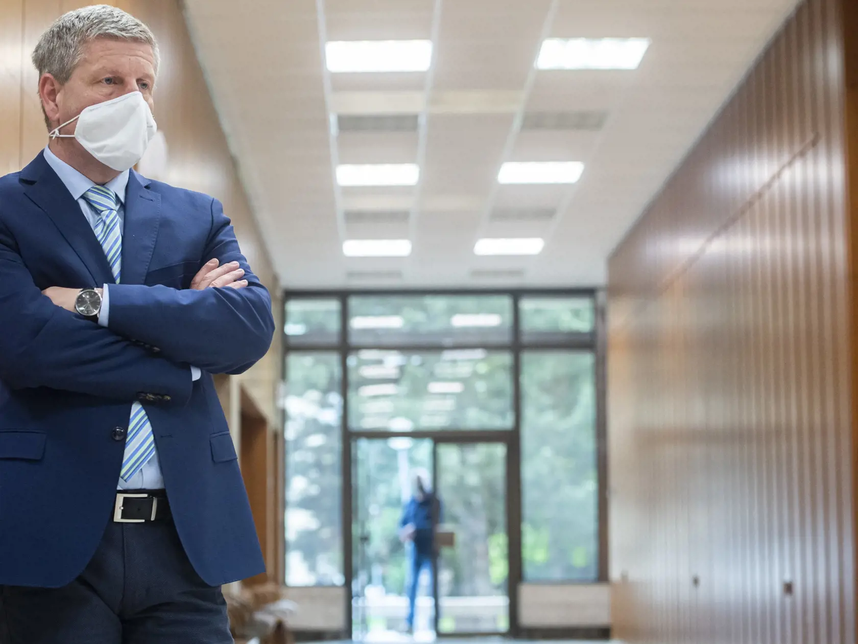 Na snímke minister zdravotníctva SR Vladimír Lengvarský (nominant OĽaNO) čaká na tlačovú konferenciu k aktuálnej epidemiologickej situácii  po skončení 8. rokovania vlády SR 5. mája 2021 v Bratislave. FOTO TASR - Martin Baumann
