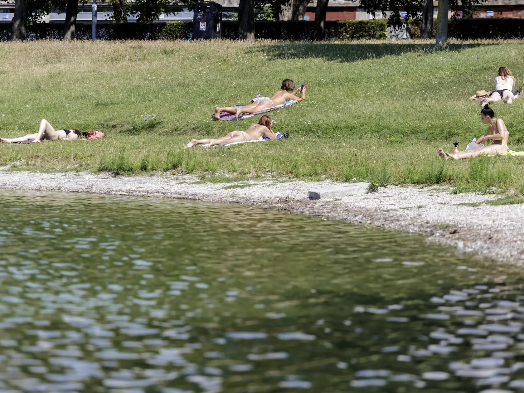 Na snímke ľudia sa slnia počas horúcich letných dní pri Štrkoveckom jazere v bratislavskej mestskej časti Ružinov 8. augusta 2020. FOTO TASR - Dano Veselský