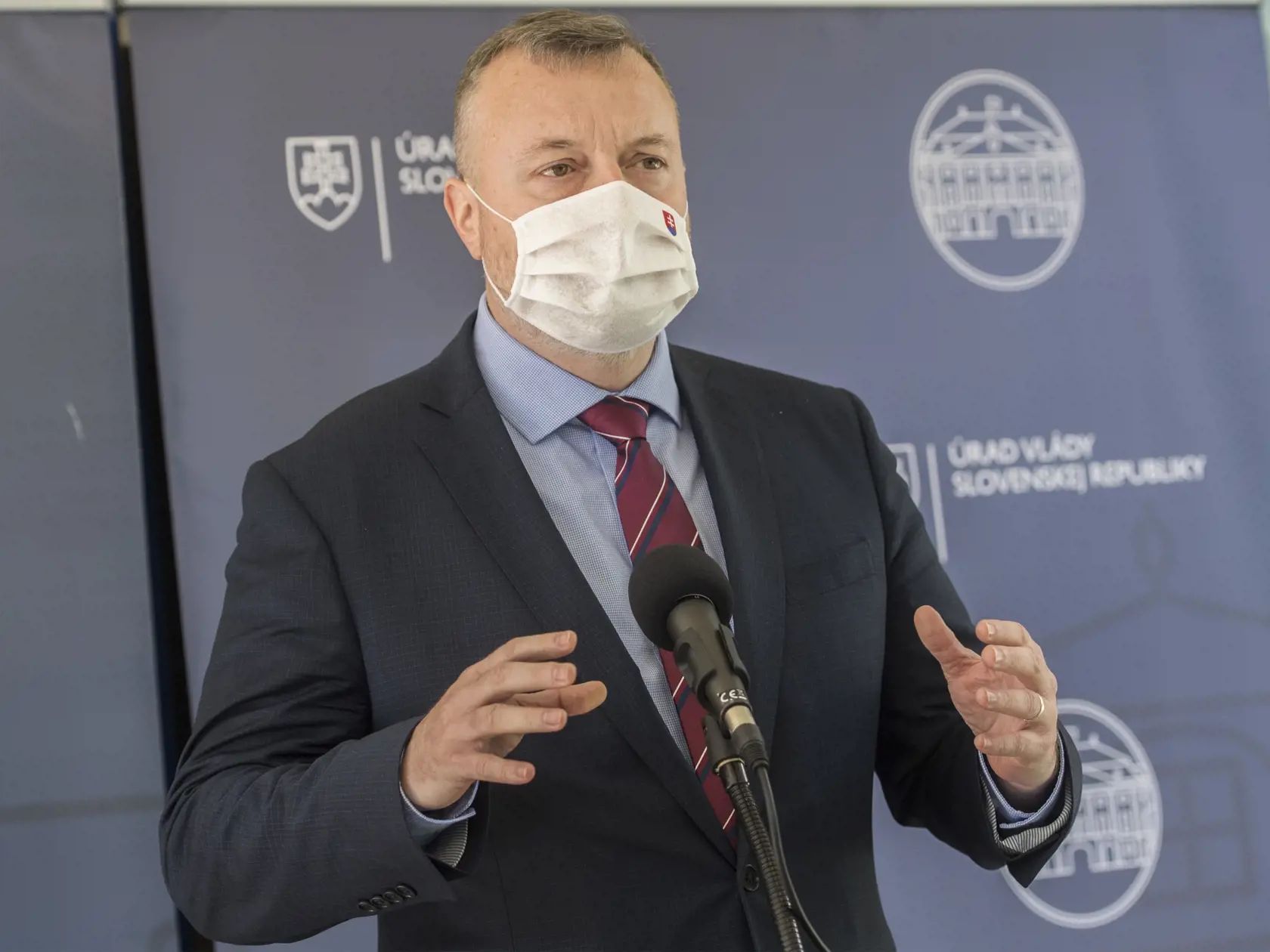 Na snímke minister práce, sociálnych vecí a rodiny SR Milan Krajniak (Sme Rodina) počas brífingu s novinármi o minimálnej mzde a 13. dôchodku počas 34. schôdze vlády SR 26. augusta 2020 v Bratislave. FOTO TASR - Martin Baumann