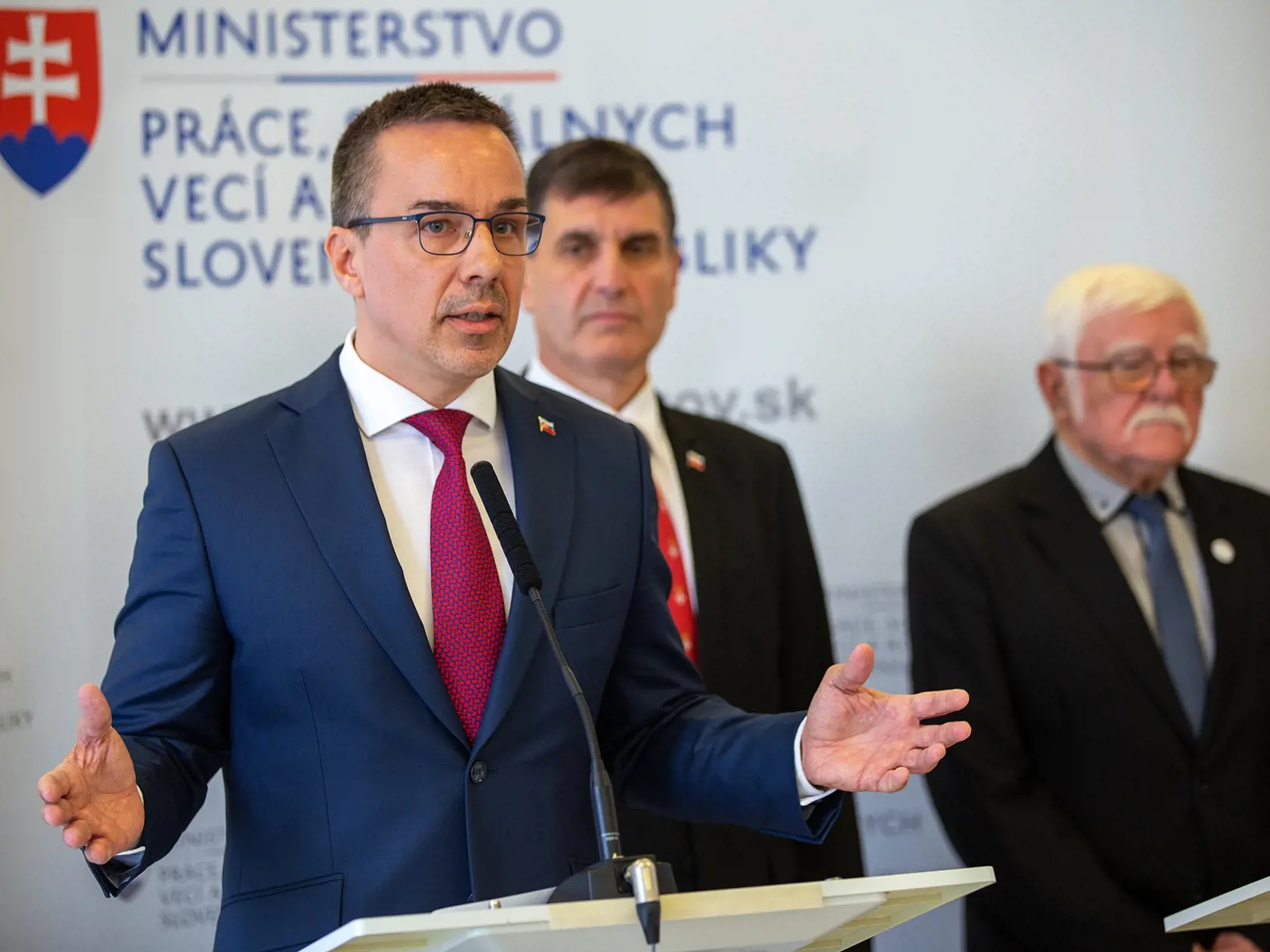 Minister práce Erik Tomáš predstavuje zmeny v dôchodkoch. Vysvetľuje kto dostane 600 a kto 300 eur.