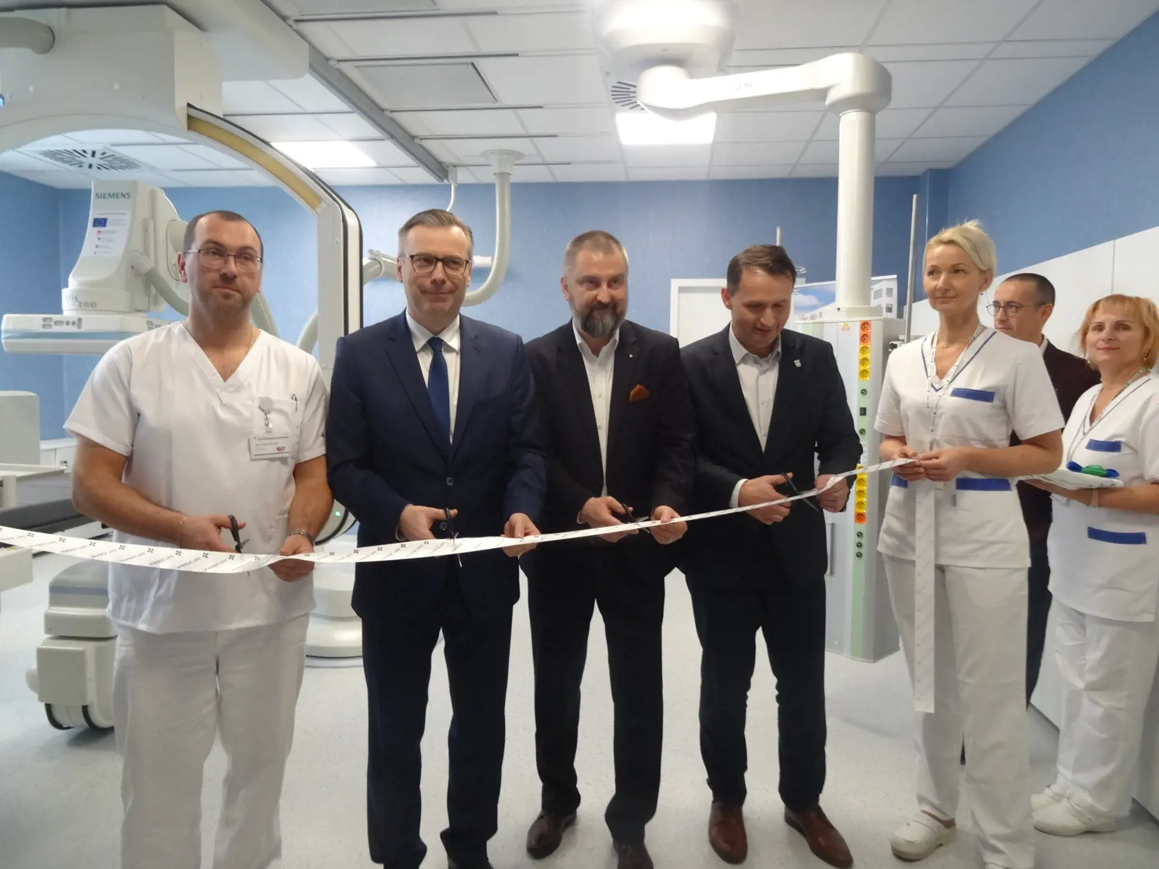 Pásku strihali predstavitelia mesta, nemocnice a PHI. V popredí hovorca siete nemocníc Svet zdravia Tomáš Kráľ.