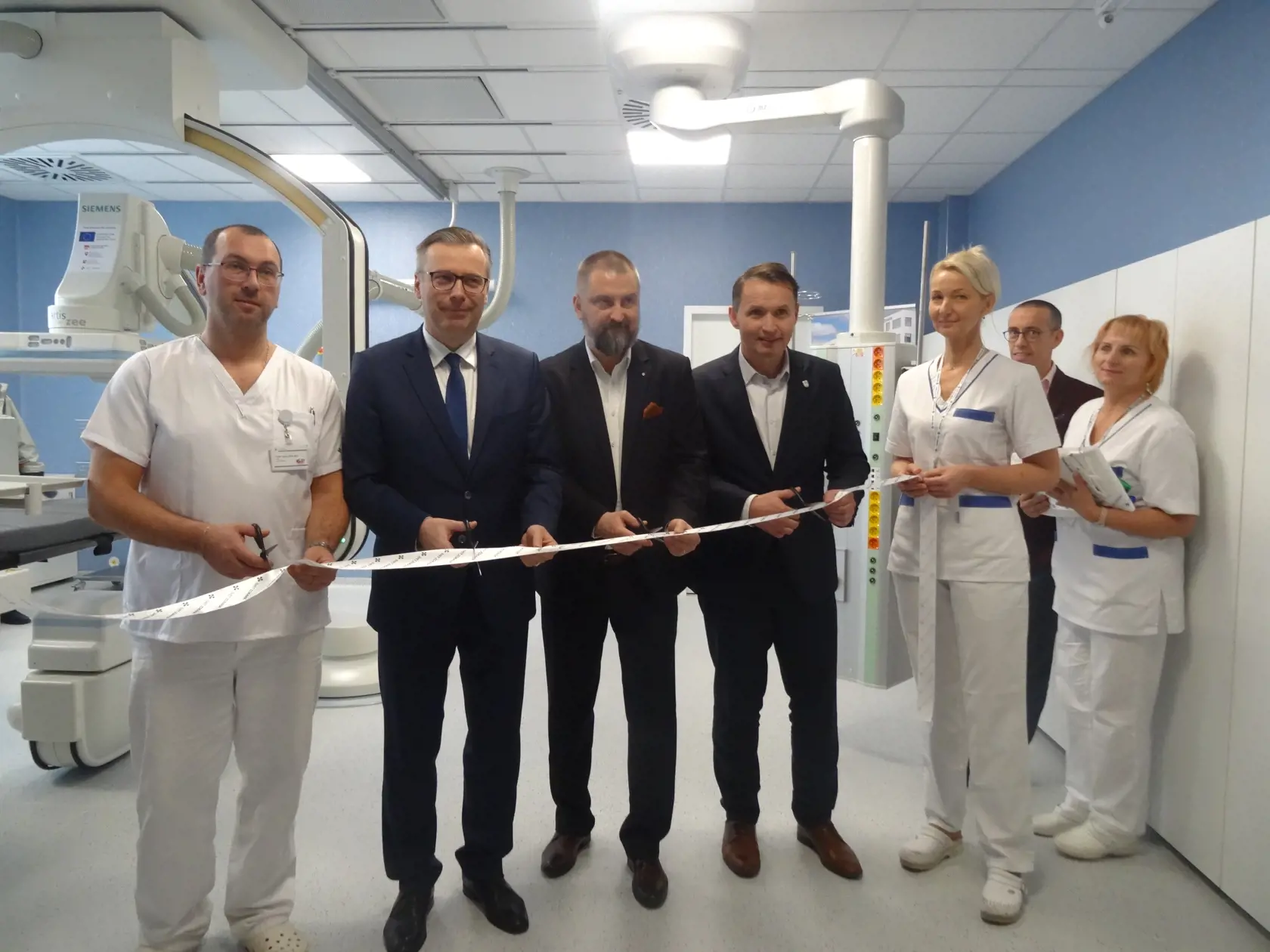 Pásku strihali predstavitelia mesta, nemocnice a PHI. V popredí hovorca siete nemocníc Svet zdravia Tomáš Kráľ.