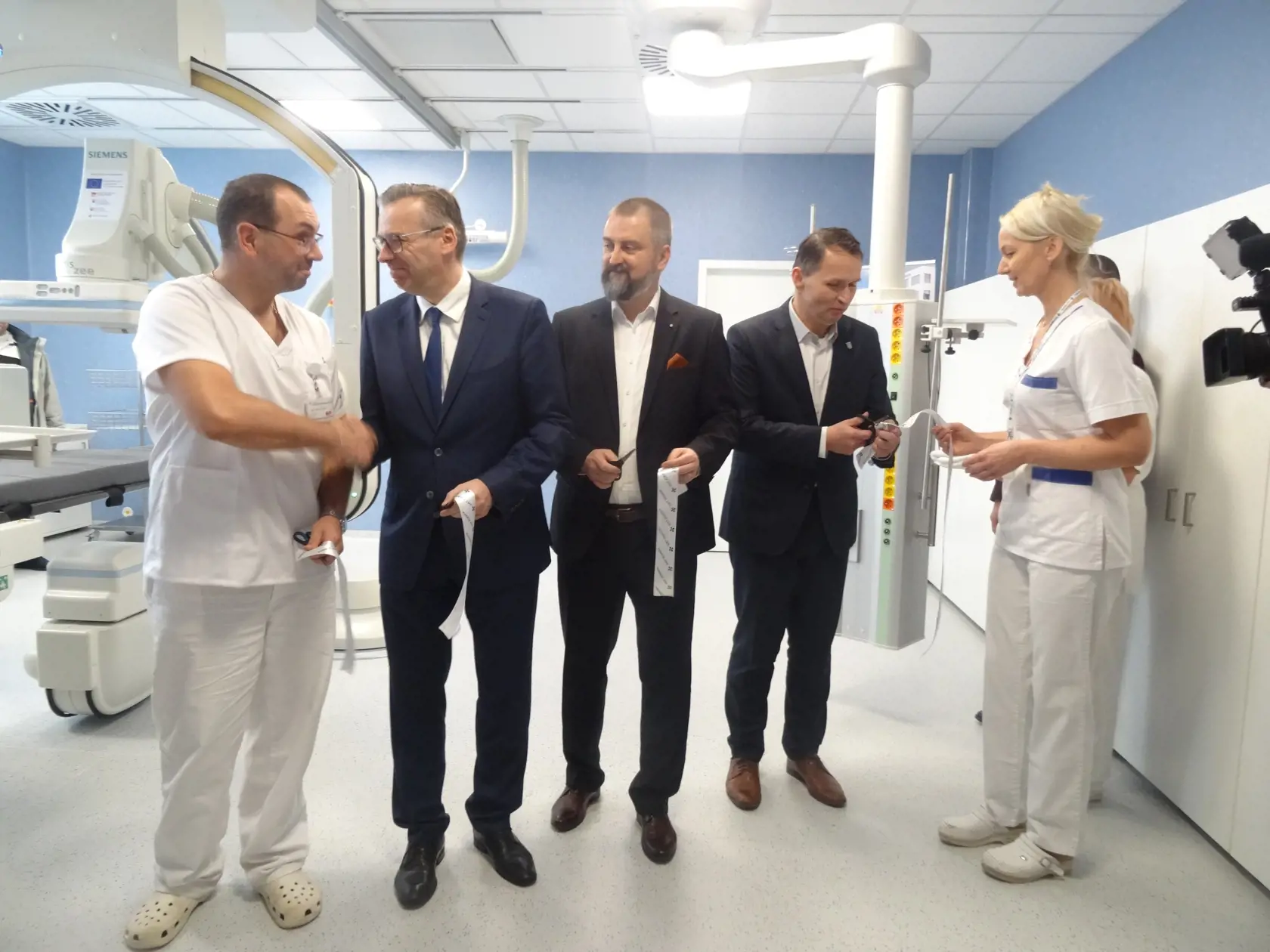 Pásku strihali predstavitelia mesta, nemocnice a PHI. V popredí hovorca siete nemocníc Svet zdravia Tomáš Kráľ.