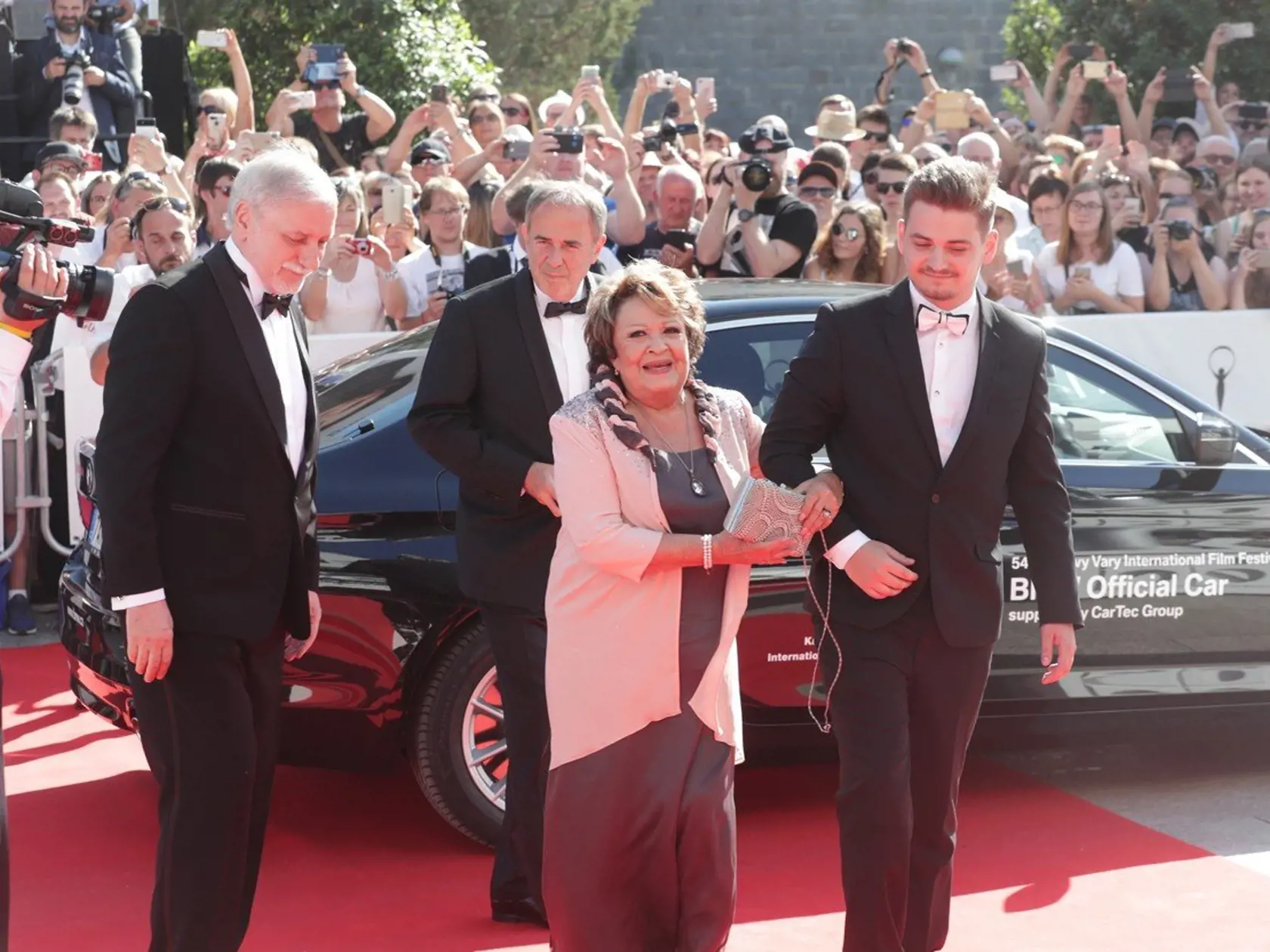 Slavnostné zahájenie festivalu si nenechala ujsť ani Jiřina Bohdalová, ktorú sprevádzali traja muži. Partner Ľubomír Focko, dlhoročný priateľ Zdeněk Zelenka a vnuk Vojtěch Skřípal (vpravo).