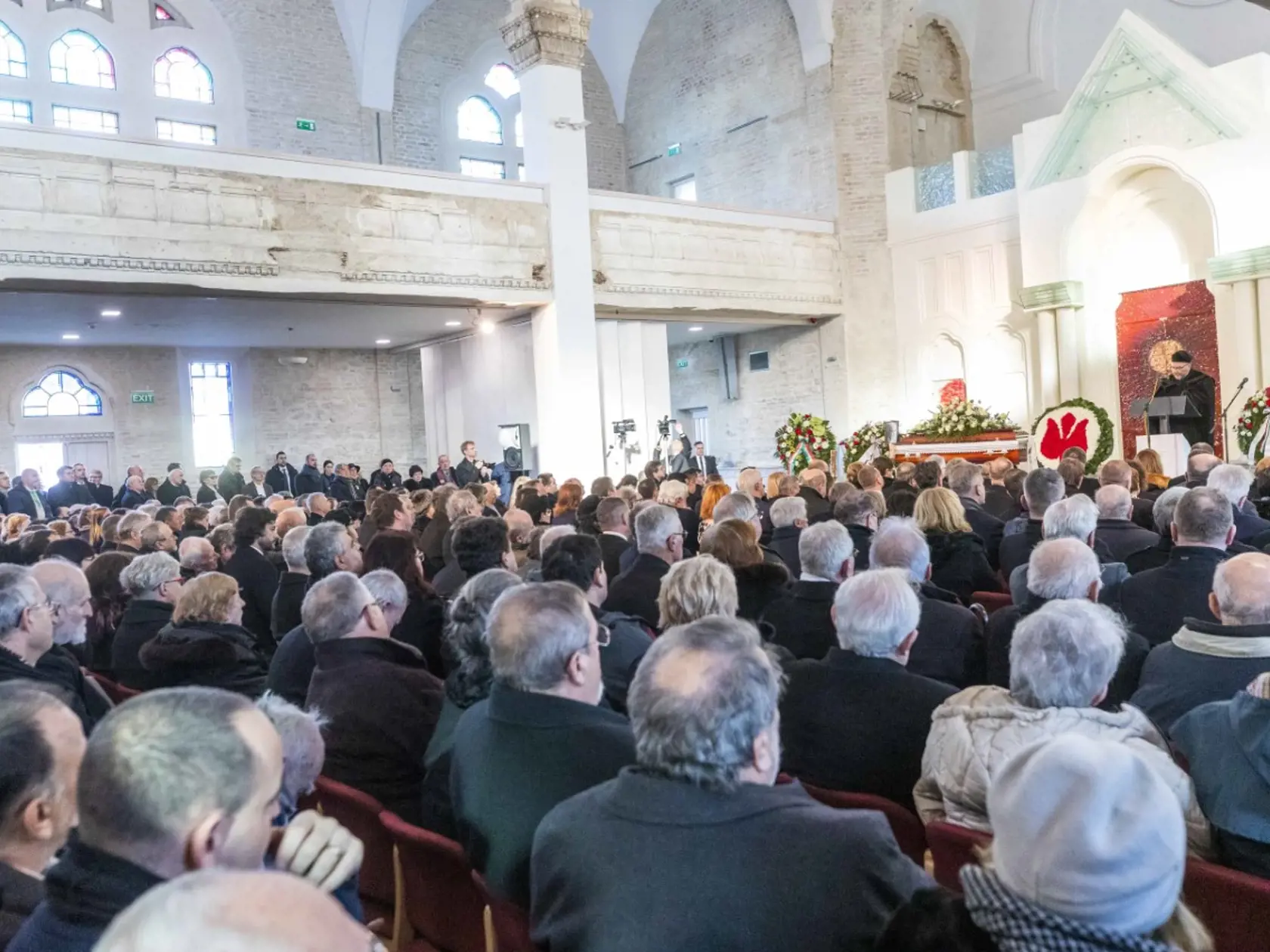 V utorok (17.1.2023) sa konal pohreb politika Miklósa Duraya v Lučenci. Kondolovať prišlo viacero delegácií z Maďarska vrátane maďarského premiéra Viktora Orbána.