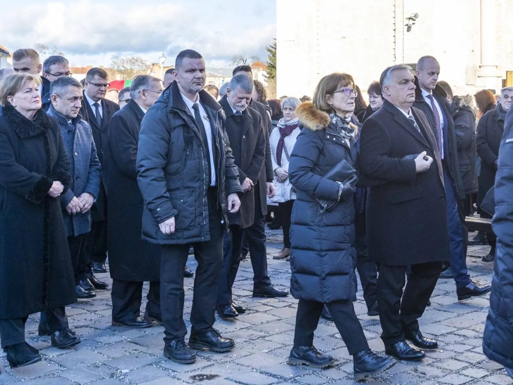 V utorok (17.1.2023) sa konal pohreb politika Miklósa Duraya v Lučenci. Kondolovať prišlo viacero delegácií z Maďarska vrátane maďarského premiéra Viktora Orbána.