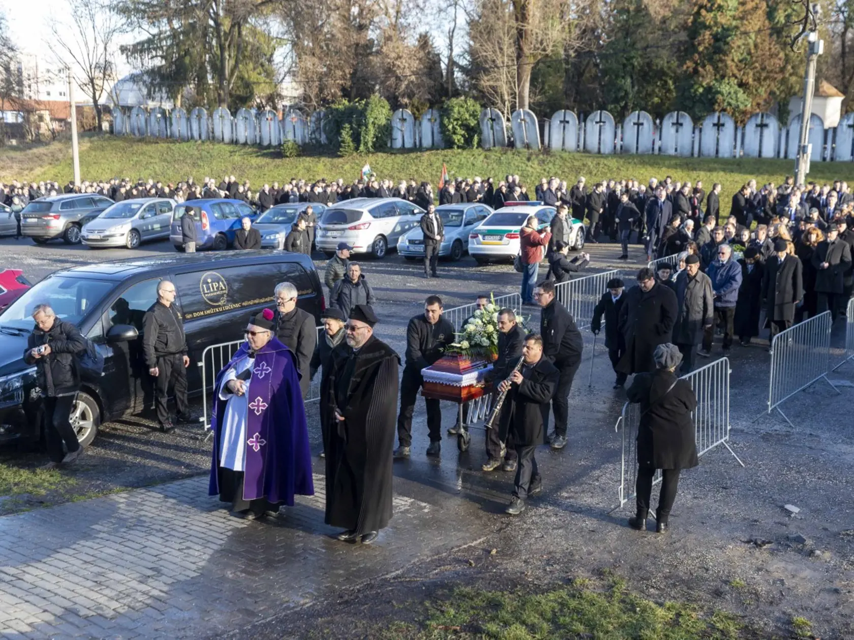 V utorok sa konal pohreb politika Miklósa Duraya v Lučenci. Kondolovať prišlo viacero delegácií z Maďarska vrátane maďarského premiéra Viktora Orbána.