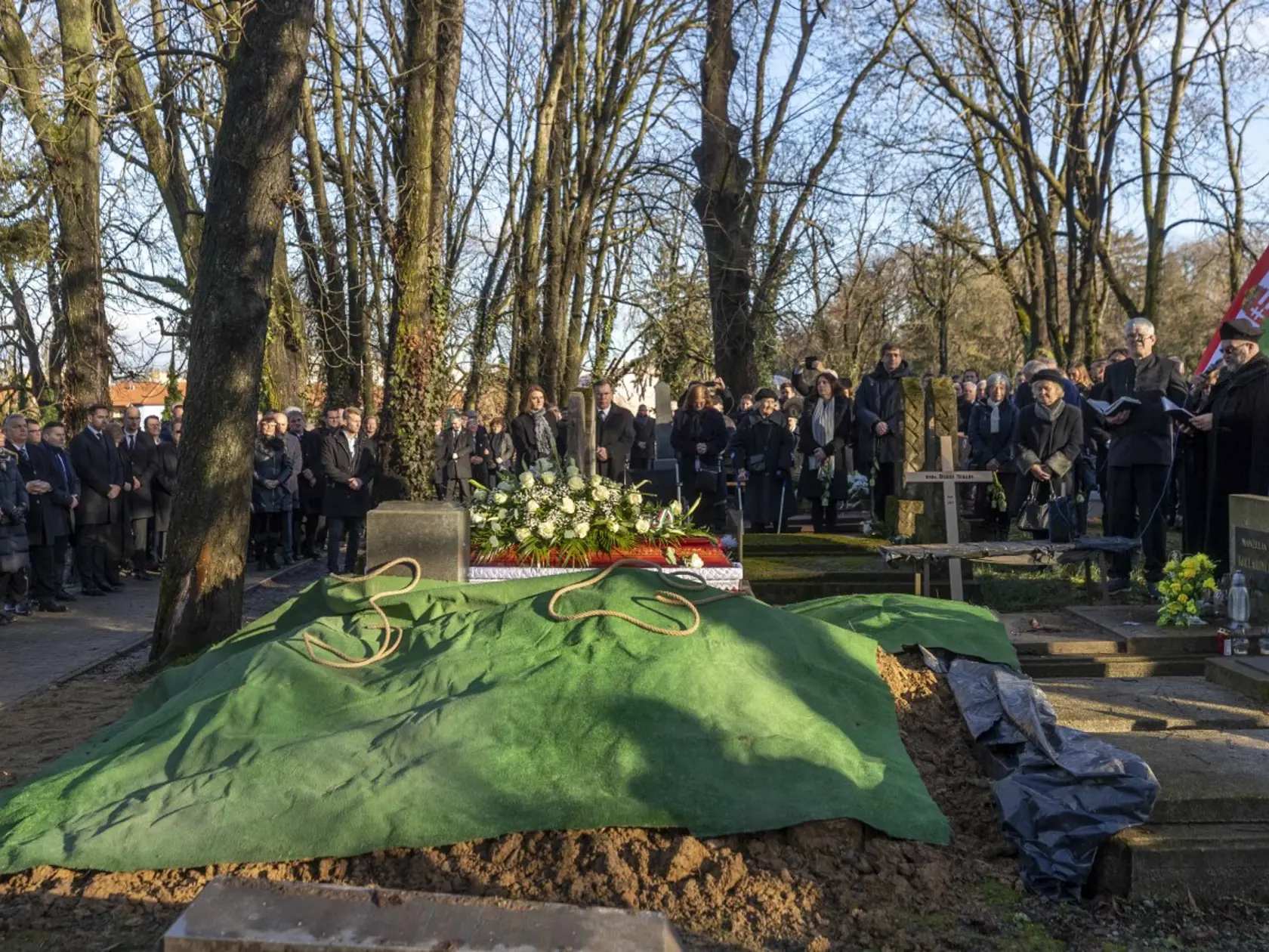 V utorok sa konal pohreb politika Miklósa Duraya v Lučenci. Kondolovať prišlo viacero delegácií z Maďarska vrátane maďarského premiéra Viktora Orbána.