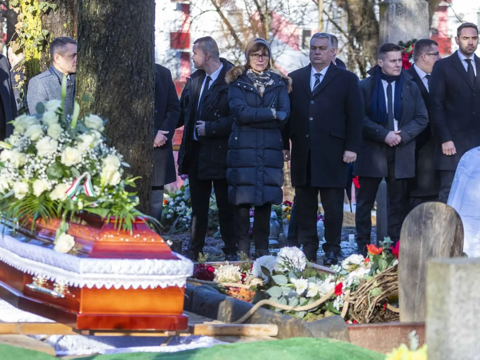 V utorok sa konal pohreb politika Miklósa Duraya v Lučenci. Kondolovať prišlo viacero delegácií z Maďarska vrátane maďarského premiéra Viktora Orbána.