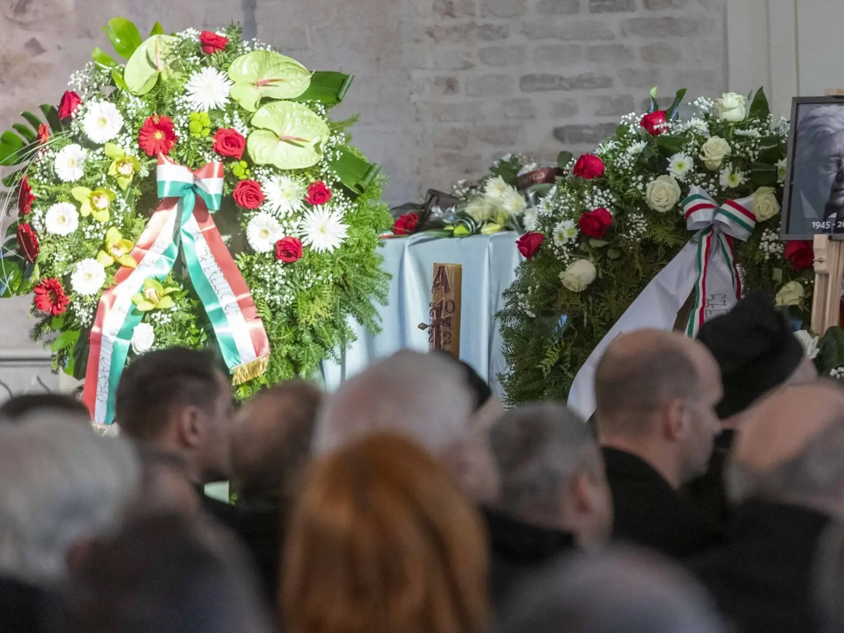 Dlhoročný politik a signatár Charty 77 Miklós Duray zomrel 30. decembra 2022. Pohreb politika sa konal v jeho rodnom Lučenci. Na ekumenickom obrade v tamojšej synagóge bol prítomný aj maďarský premiér Viktor Orbán, ktorý prišiel v sprievode svojej manželky.