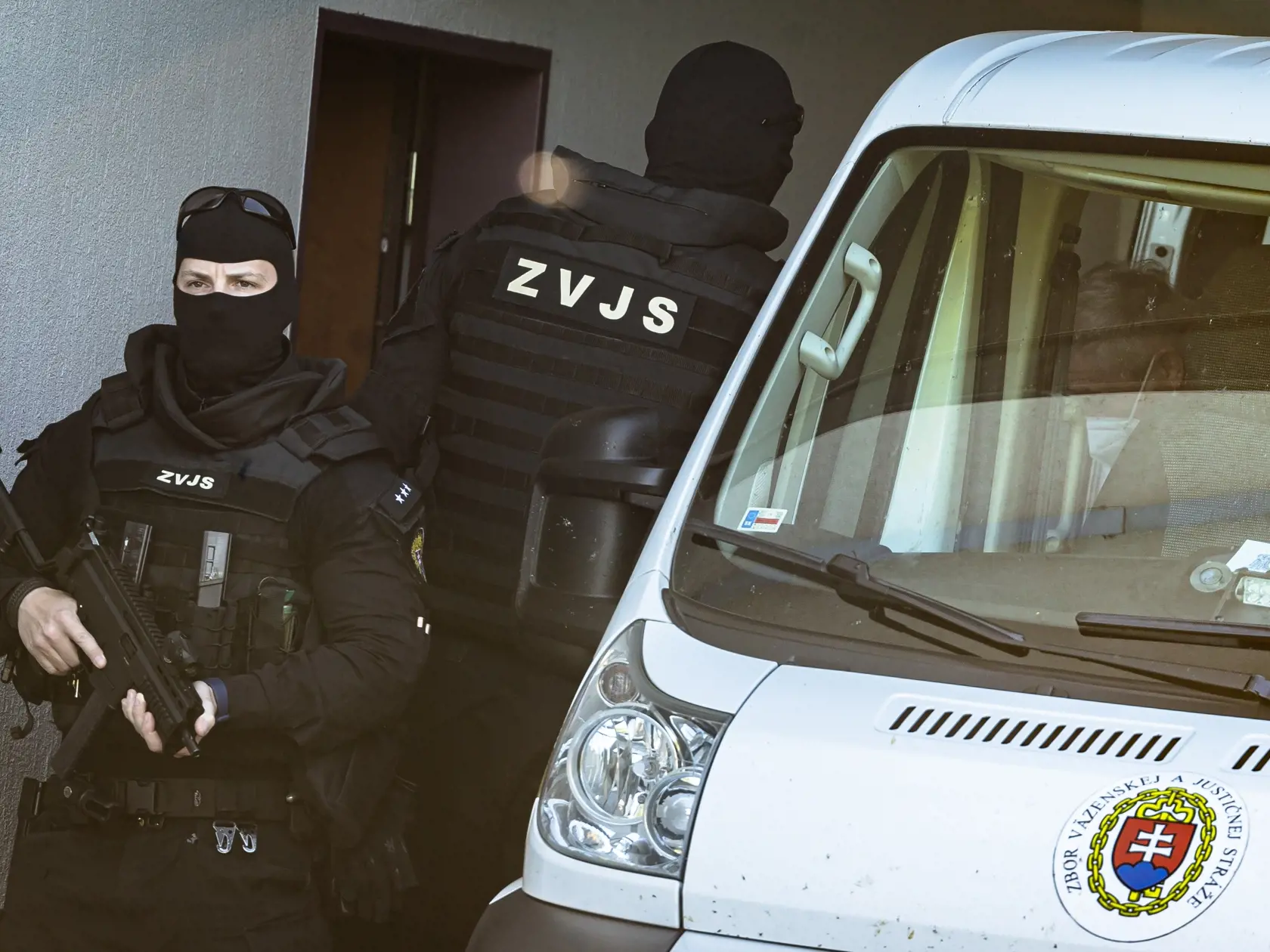 Príslušnící Zboru väzenskej a justičnej stráže predvádzajú bývalého Špeciálneho prokurátora Dušana Kováčika do budovy Špecializovaného trestného súdu.