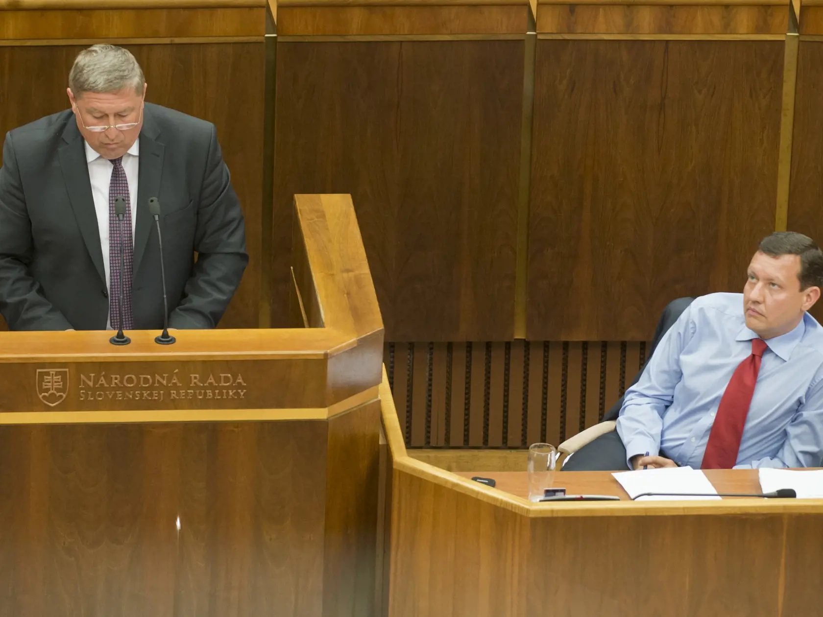Bývalý predseda Národnej rady Peter Pellegrini otvoril mimoriadnu schôdzu pléna ku kauze Gorila. Rokovanie 40 podpismi iniciovala opozícia, ktorá nie je spokojná s krokmi špeciálneho prokurátora Dušana Kováčika (na snímke hore) pri vyšetrovaní tohto prípadu. Na snímke dole niekdajší nezaradený poslanec Daniel Lipšic.