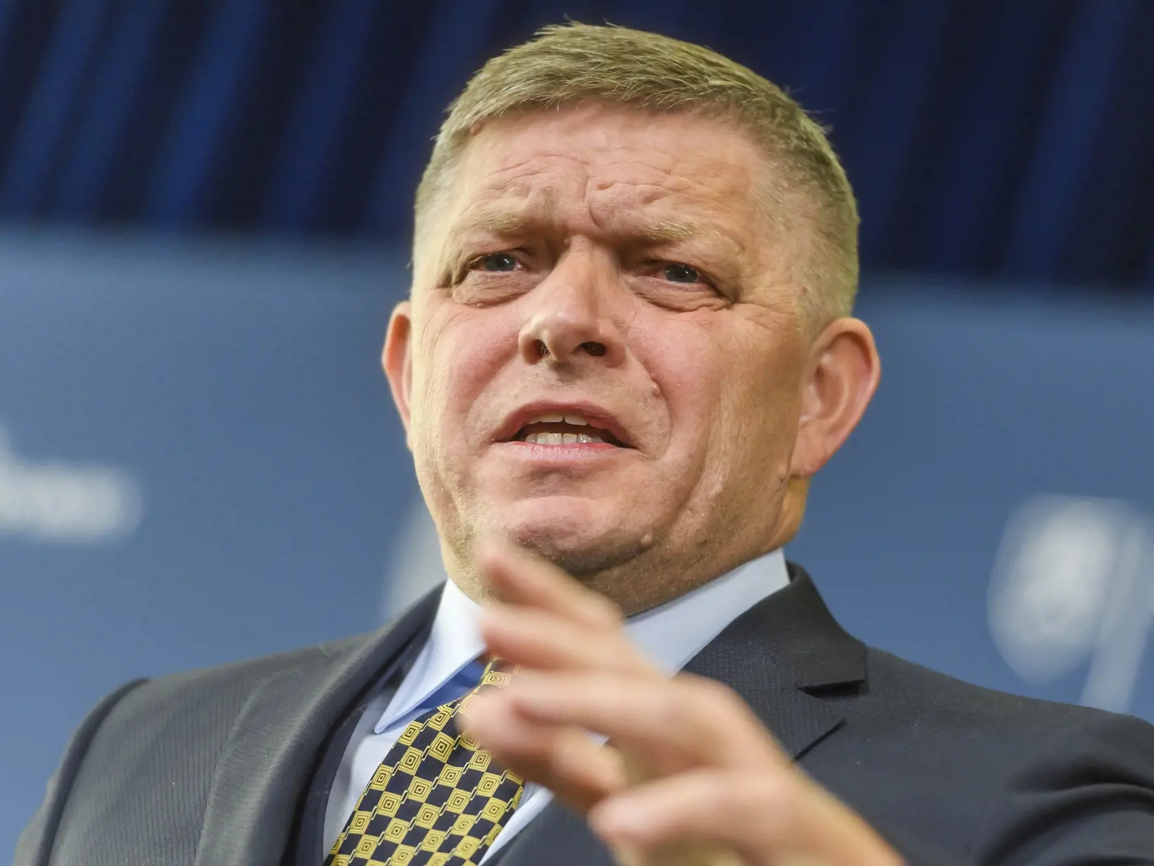 Na snímke predseda vlády SR Robert Fico (Smer-SD) gestikuluje počas tlačovej konferencie na tému: Prečo tak Matovič a celá opozícia kričia za záchranu Lipšica v Bratislave 10. januára 2024.