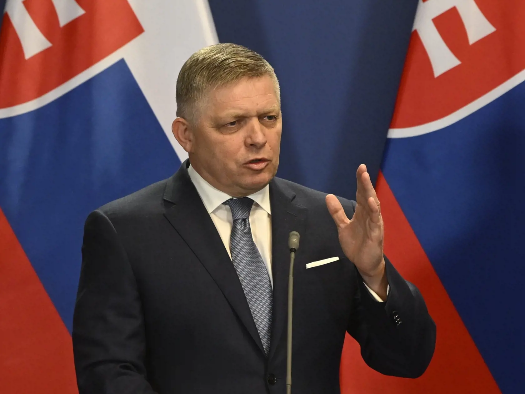 Slovenský premiér Robert Fico gestikuluje počas spoločnej tlačovej konferencie s maďarským premiérom Viktorom Orbánom v Budapešti v utorok 16. januára 2024.