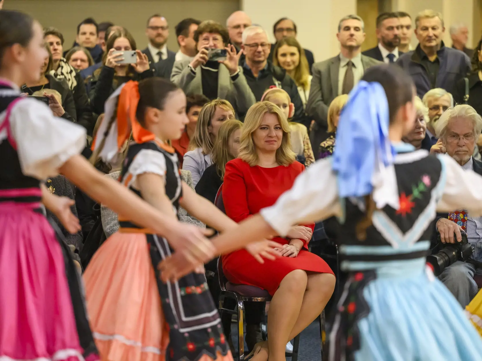 Na snímke prezidentka SR Zuzana Čaputová (uprostred) počas stretnutia s krajanmi po svätej omši v kostole sv. Cyrila a Metoda v Mississauge na predmestí Toronta 31. januára 2024.