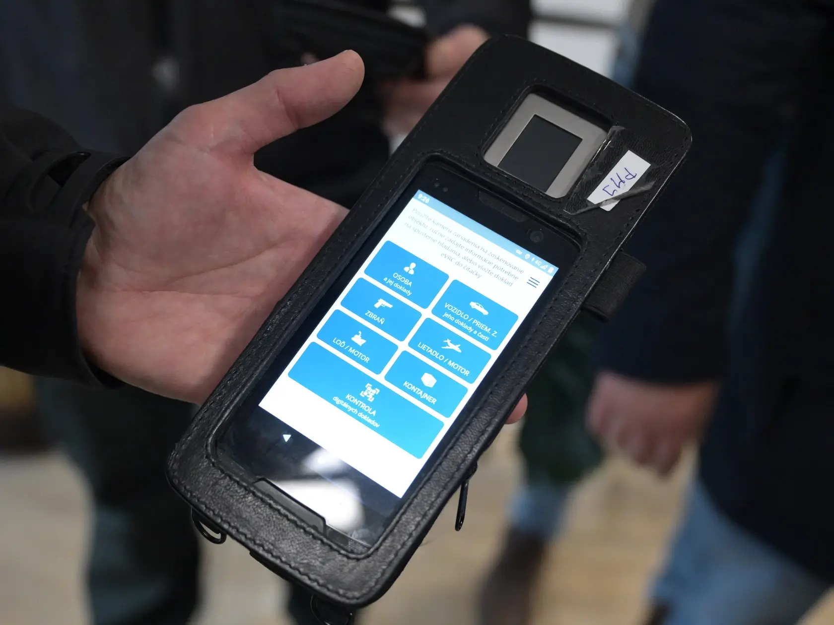 Na snímke spustenie do prevádzky mobilných aplikácií eDoklady a eIdentita v Košiciach 15. apríla 2025. V prvej fáze budú slúžiť ako elektronická verzia občianskych a vodičských preukazov, na mobilné prihlasovanie sa do portálu slovensko.sk či na overenie identity na vybraných poštách. Na utorkovej tlačovej konferencii v Košiciach o tom informoval minister vnútra Matúš Šutaj Eštok (Hlas-SD) s tým, že neskôr by mohli byť aj nástrojom komunikácie občana so súkromným sektorom. FOTO TASR – František Iván