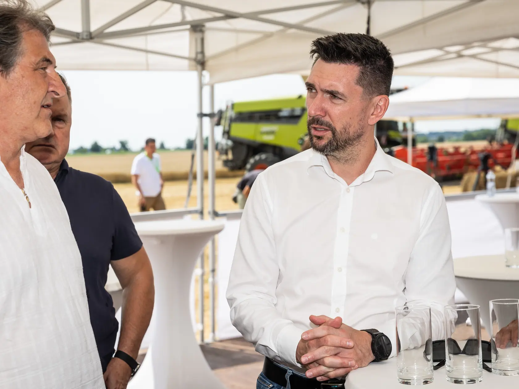 Na snímke minister pôdohospodársta a rozvoja vidieka SR Richard Takáč počas návštevy poľnohospodárskeho družstva.