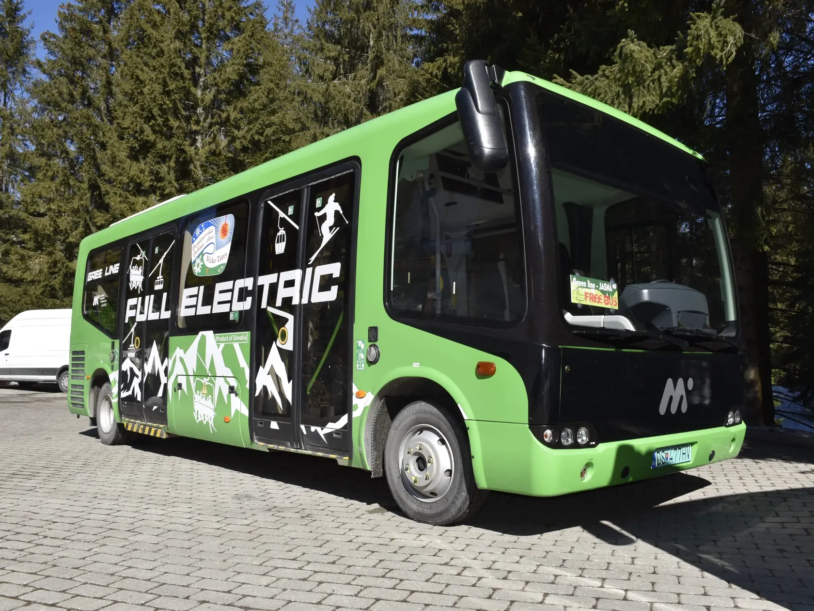 Na snímke elektrický autobus, ktorý jazdí v Demänovskej doline od decembra 2021 v Demänovskej Doline 23. marca 2022. Ekologickú dopravu v Demänovskej Doline by mohli do budúcna rozšíriť o autobusy na vodíkový pohon. Potvrdil to zastupujúci starosta obce Richard Bros s tým, že čakajú na vybudovanie plniacej stanice v blízkom okolí. Zdôraznil, že pilotný projekt ekologickej dopravy v Demänovskej Doline, ktorý spustili vlani, sa osvedčil. Plánujú v ňom pokračovať. FOTO TASR - Miroslava Mlynárová