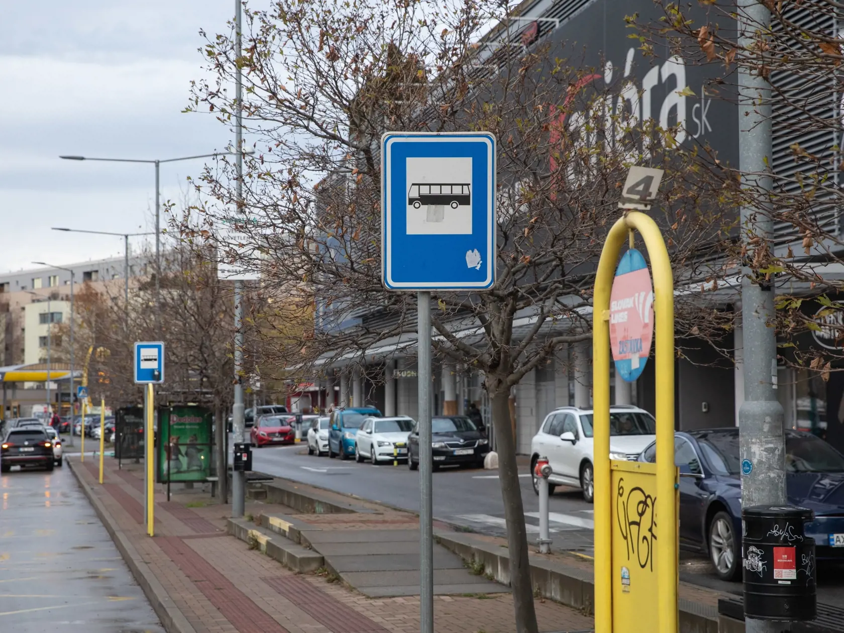Na snímke je autobusová zastávka v Bratislave počas monitorovania dopravy.