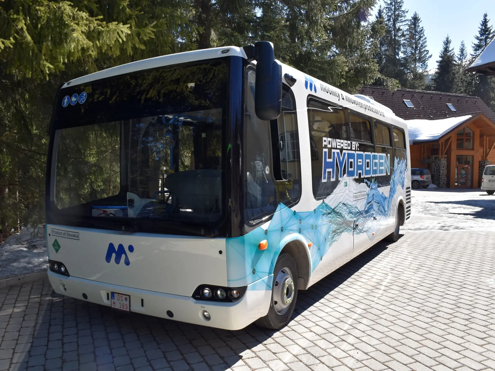 Na snímke vodíkový autobus, ktorý by chceli pridať do premávky v rámci dopravy v Demänovskej Doline 23. marca 2022. Ekologickú dopravu v Demänovskej Doline by mohli do budúcna rozšíriť o autobusy na vodíkový pohon. Potvrdil to zastupujúci starosta obce Richard Bros s tým, že čakajú na vybudovanie plniacej stanice v blízkom okolí. Zdôraznil, že pilotný projekt ekologickej dopravy v Demänovskej Doline, ktorý spustili vlani, sa osvedčil. Plánujú v ňom pokračovať. FOTO TASR - Miroslava Mlynárová