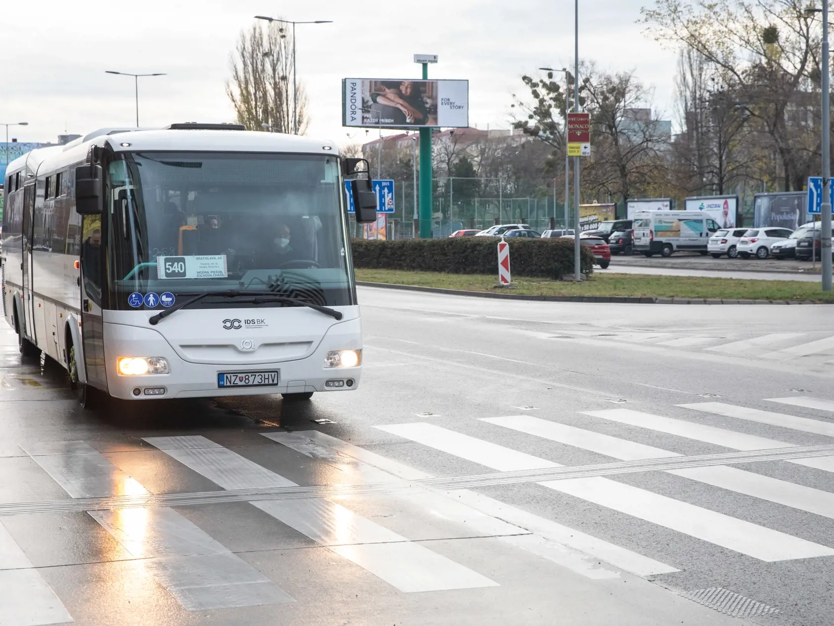 Na snímke je autobusová zastávka v Bratislave počas monitorovania dopravy.