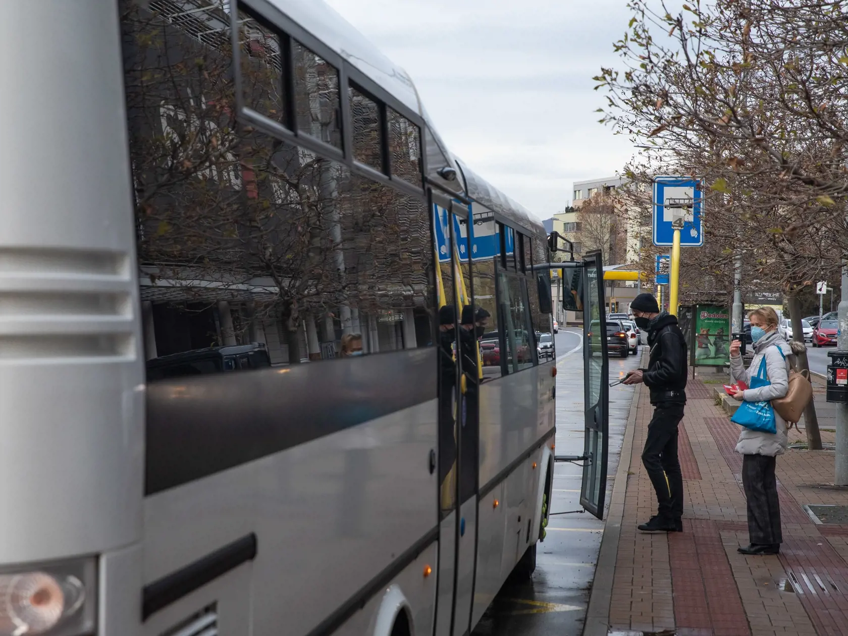 Na snímke je autobusová zastávka v Bratislave počas monitorovania dopravy.