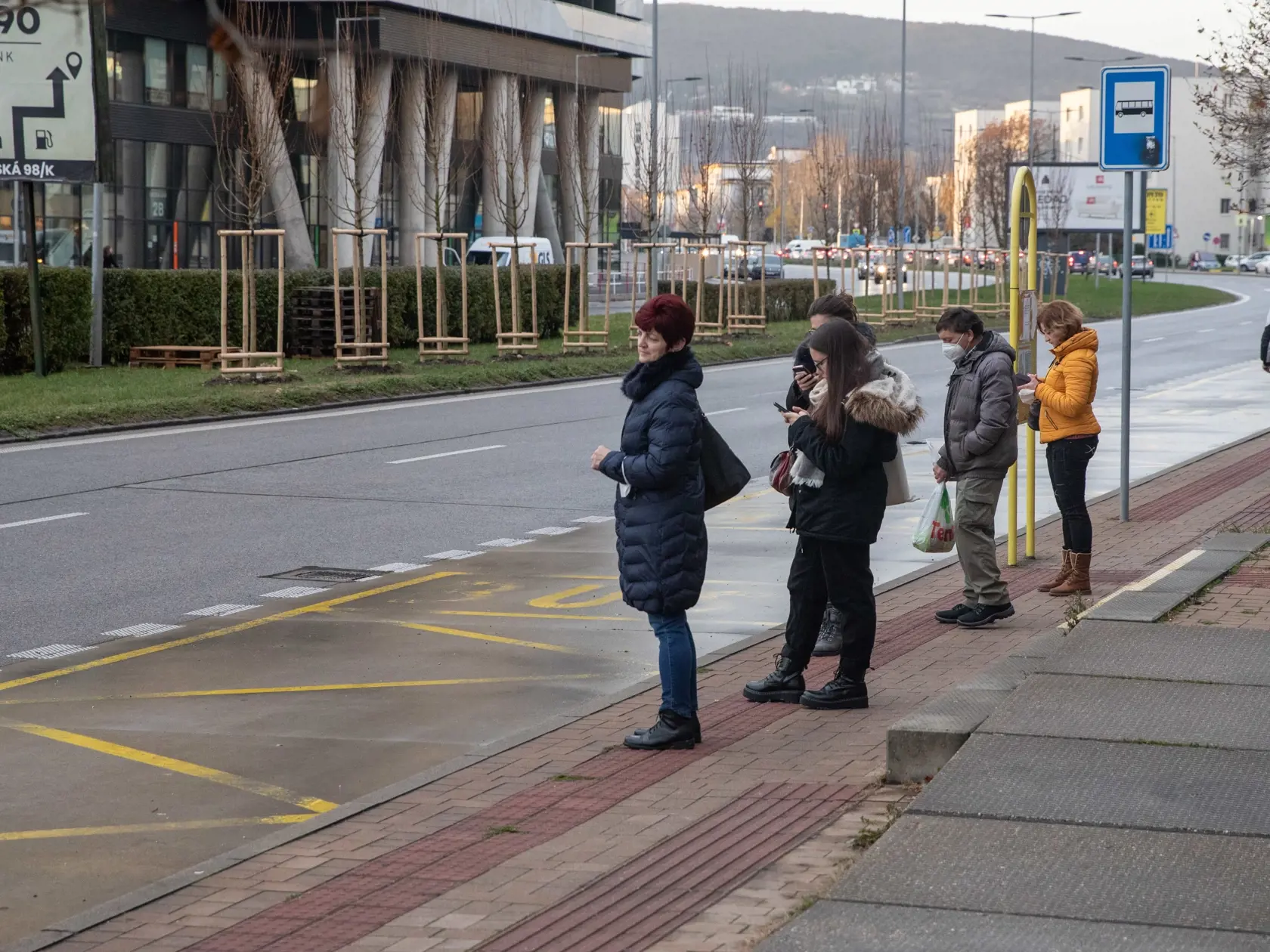 Na snímke je autobusová zastávka v Bratislave počas monitorovania dopravy.