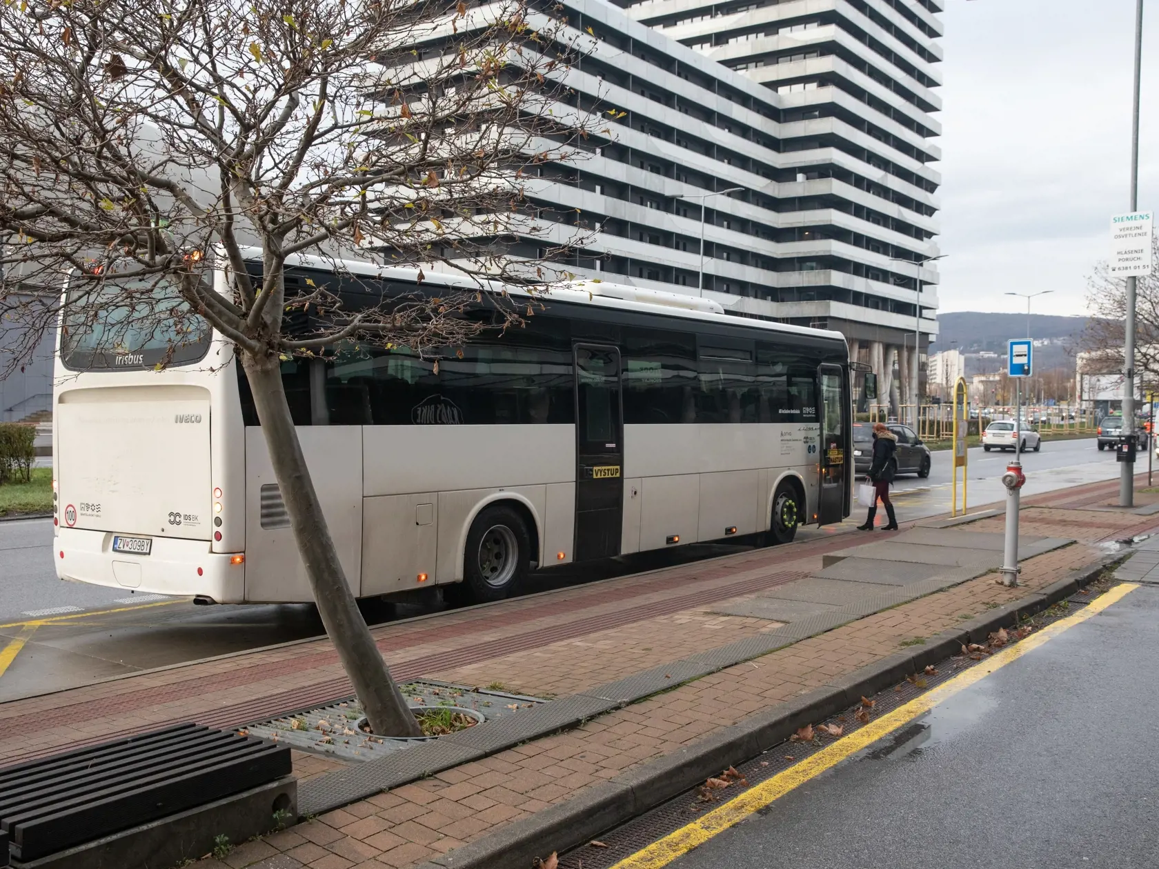 Na snímke je autobusová zastávka v Bratislave počas monitorovania dopravy.