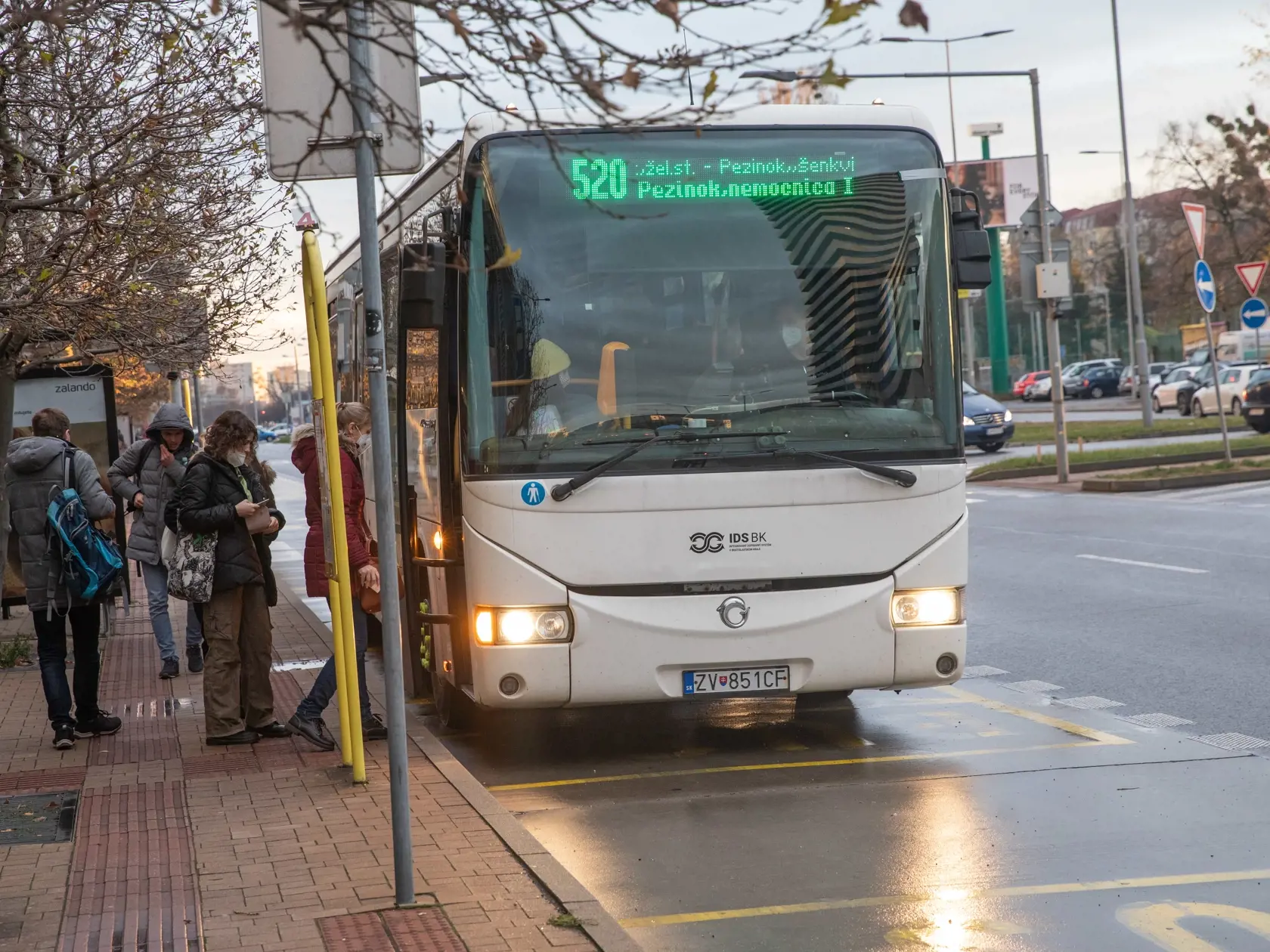 Na snímke je autobusová zastávka v Bratislave počas monitorovania dopravy.