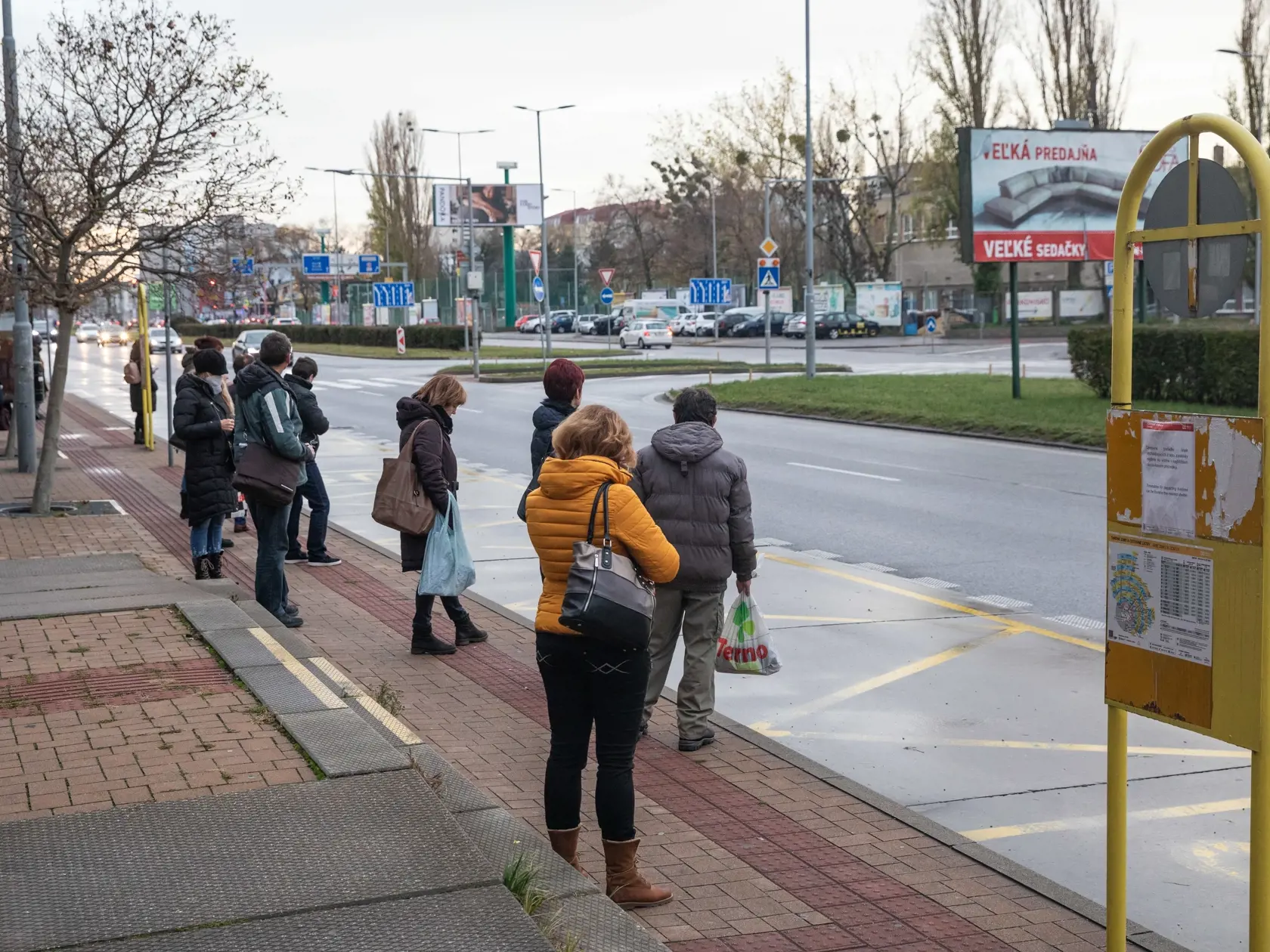 Na snímke je autobusová zastávka v Bratislave počas monitorovania dopravy.