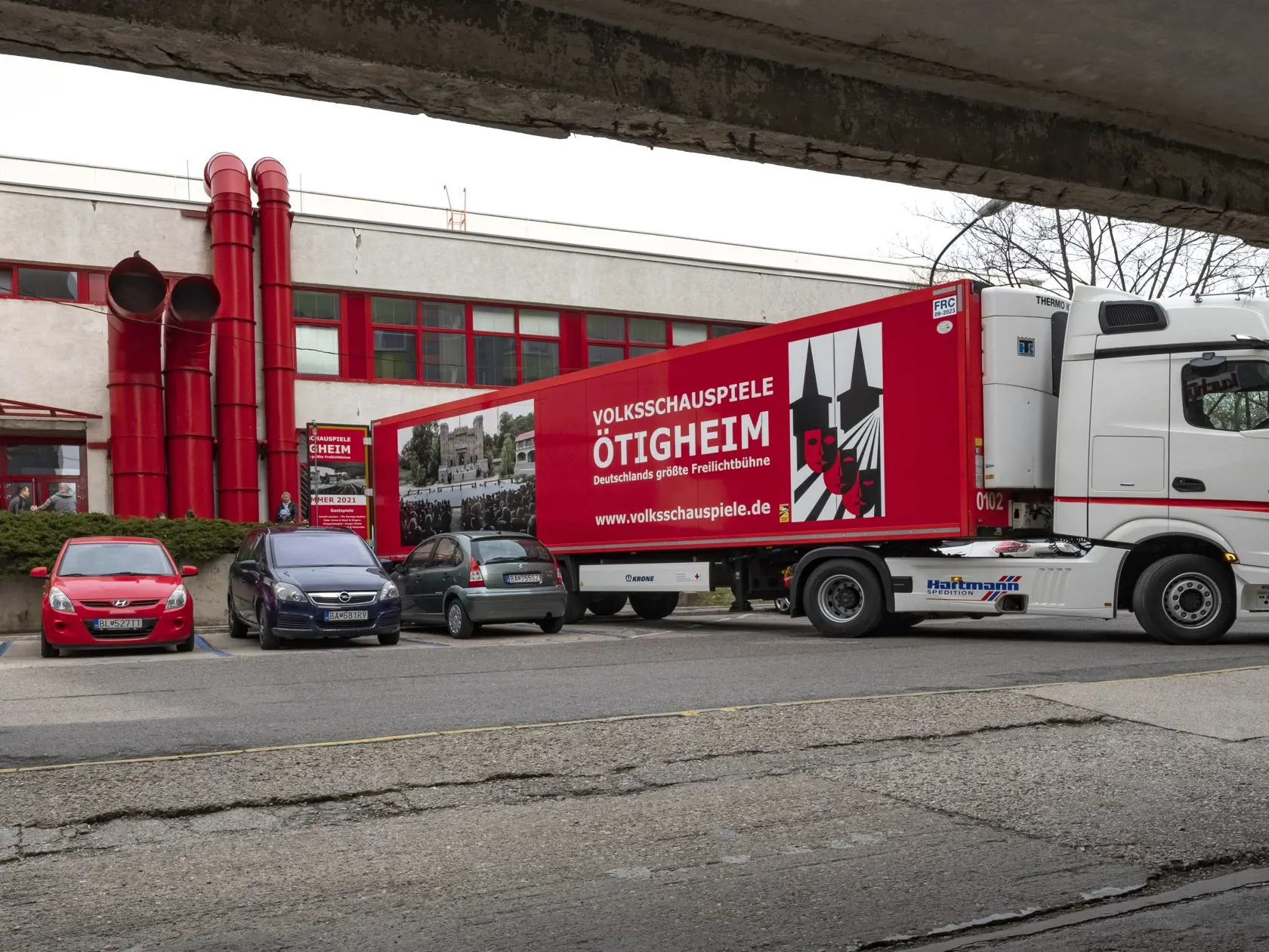 Vykladanie humanitárnej pomoci pre Ukrajinu. Dobrovoľníci v bratislavskom Zrkadlovom háji vykladajú potravinovú pomoc z Nemecka, ktorú poslala rodáčka zo Žiliny Mira Schwägerl, výtvarníčka z obce Wackersdorf. V rámci miestnej nadácie Anjel s prázdnym lampášom sa im podarilo vyzbierať a dopraviť na Ukrajinu viac ako 119 ton pomoci.