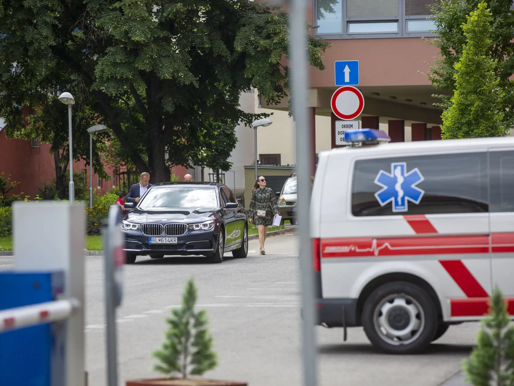 Paparazzi pred nemocnicou Sv. Michala Na obr. Minister obrany Jaroslav Naď.