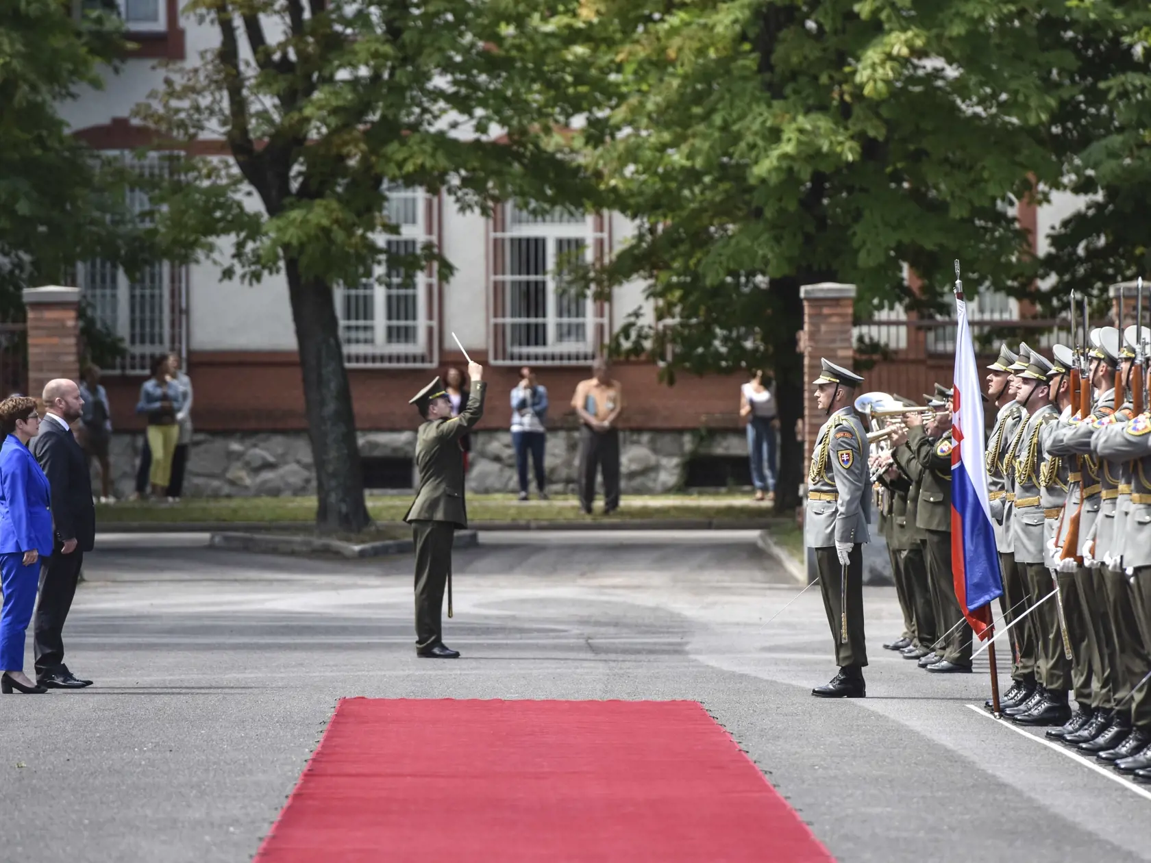 Na snímke zľava nemecká ministerka obrany Annegret Krampová - Karrenbauerová a minister obrany SR Jaroslav Naď počas oficiálnej návštevy v Bratislave v piatok 17. júla 2020.