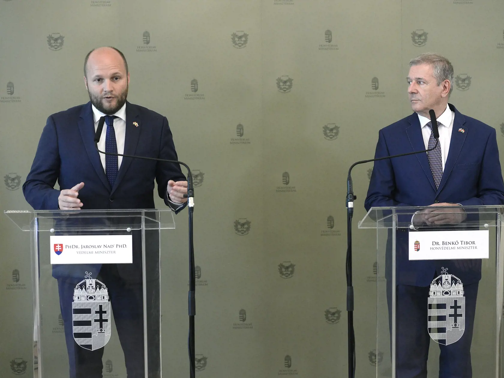 WA 17 Budapešť - Slovenský minister obrany Jaroslav Naď (vľavo) a jeho maďarský rezortný kolega Tibor Benkő počas spoločnej tlačovej konferencie v Budapešti v utorok 22. júla 2020.
