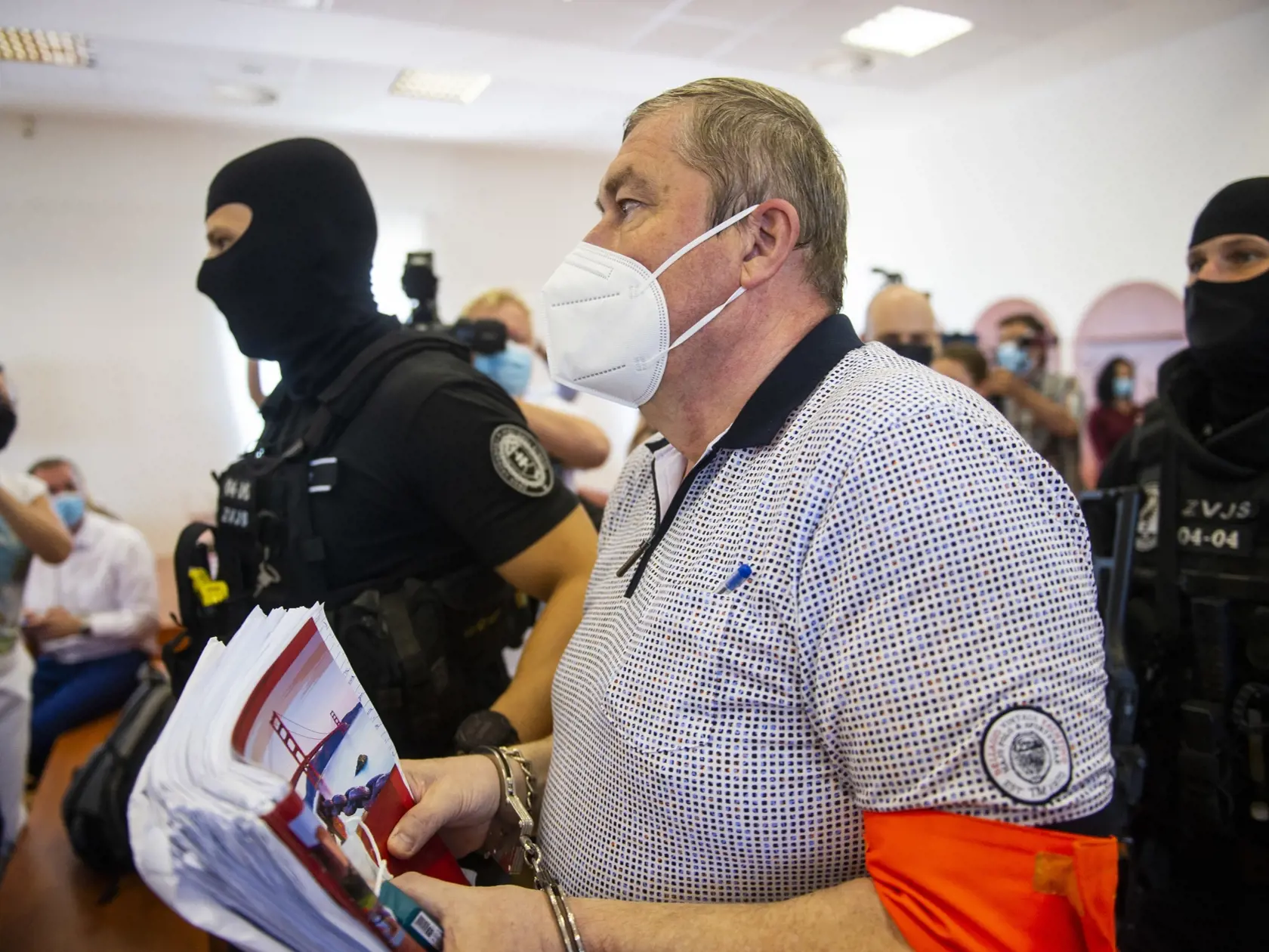 Obžalovaný bývalý špeciálny prokurátor Dušan Kováčik v sprievode príslušníkov Zväzu väzenskej a justičnej stráže (ZVJS) počas hlavného pojednávania na Špecializovanom trestnom súde (ŠTS) v Pezinku 7. júla 2021.