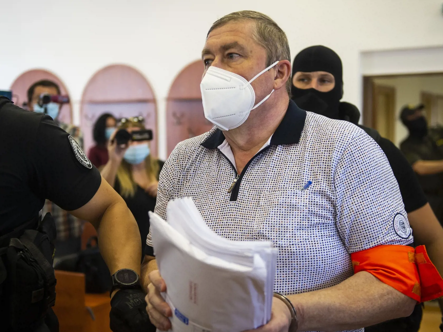 Obžalovaný bývalý špeciálny prokurátor Dušan Kováčik v sprievode príslušníkov Zväzu väzenskej a justičnej stráže (ZVJS) počas hlavného pojednávania na Špecializovanom trestnom súde (ŠTS) v Pezinku 7. júla 2021.