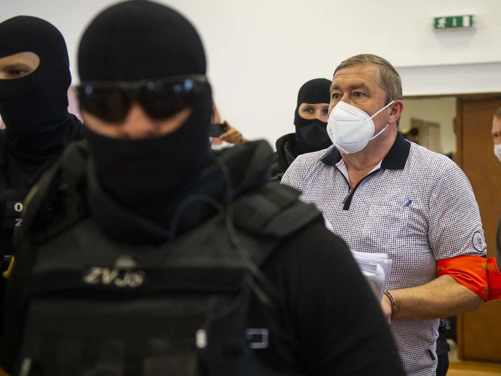 Bývalý špeciálny prokurátor Dušan Kováčik v sprievode príslušníkov Zväzu väzenskej a justičnej stráže (ZVJS) počas hlavného pojednávania na Špecializovanom trestnom súde (ŠTS) v Pezinku 7. júla 2021.