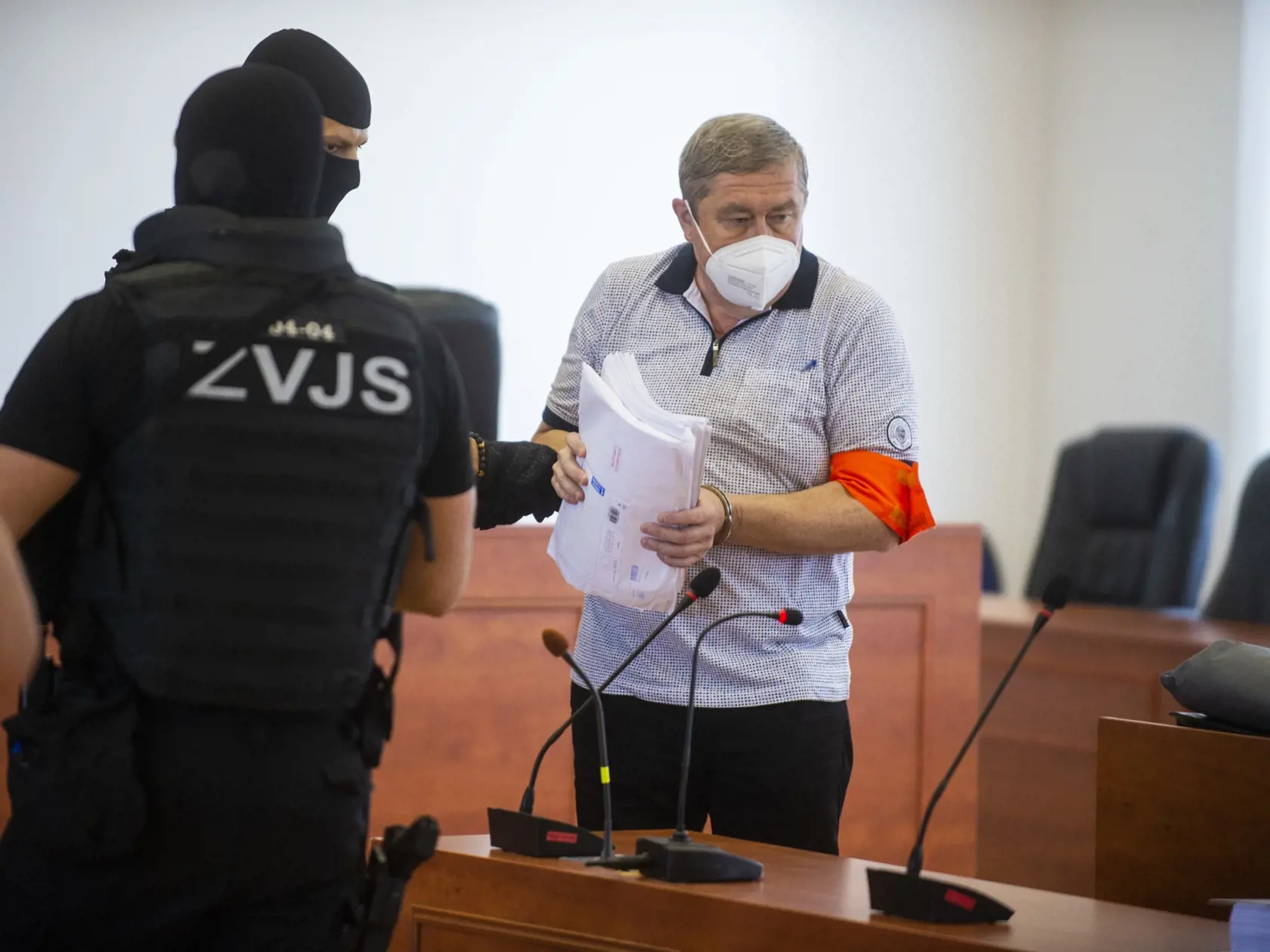 Obžalovaný bývalý špeciálny prokurátor Dušan Kováčik v sprievode príslušníkov Zväzu väzenskej a justičnej stráže (ZVJS) počas hlavného pojednávania na Špecializovanom trestnom súde (ŠTS) v Pezinku 7. júla 2021.