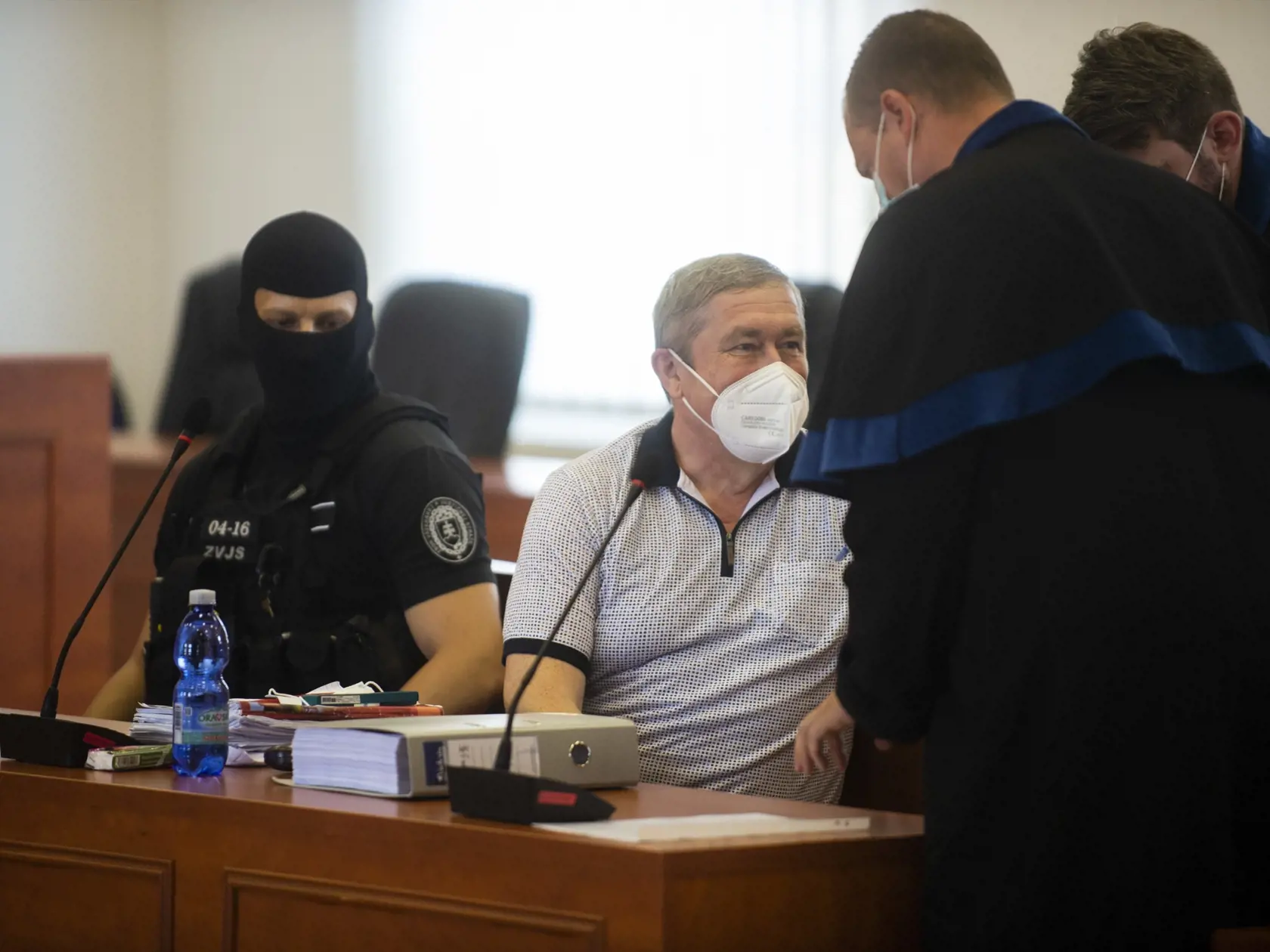 Bývalý špeciálny prokurátor Dušan Kováčik v sprievode príslušníkov Zväzu väzenskej a justičnej stráže (ZVJS) počas hlavného pojednávania na Špecializovanom trestnom súde (ŠTS) v Pezinku 7. júla 2021.