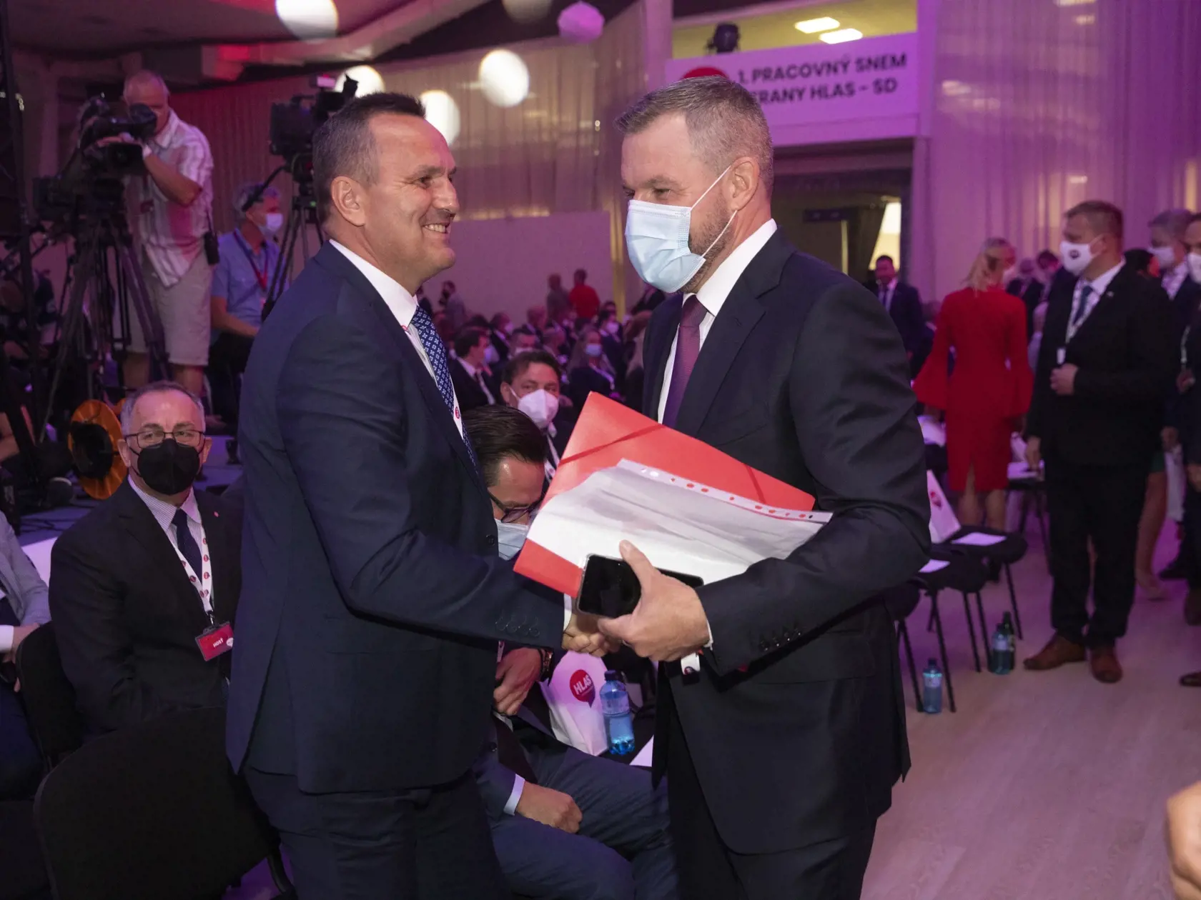 „Pri prechádzke z reštaurácie sa ma Peter Pellegrini spýtal, či tú finančnú odmenu od Michala Suchobu vieme zrealizovať prostredníctvom Miroslava Výboha,“ vypovedá údajne Imrecze.