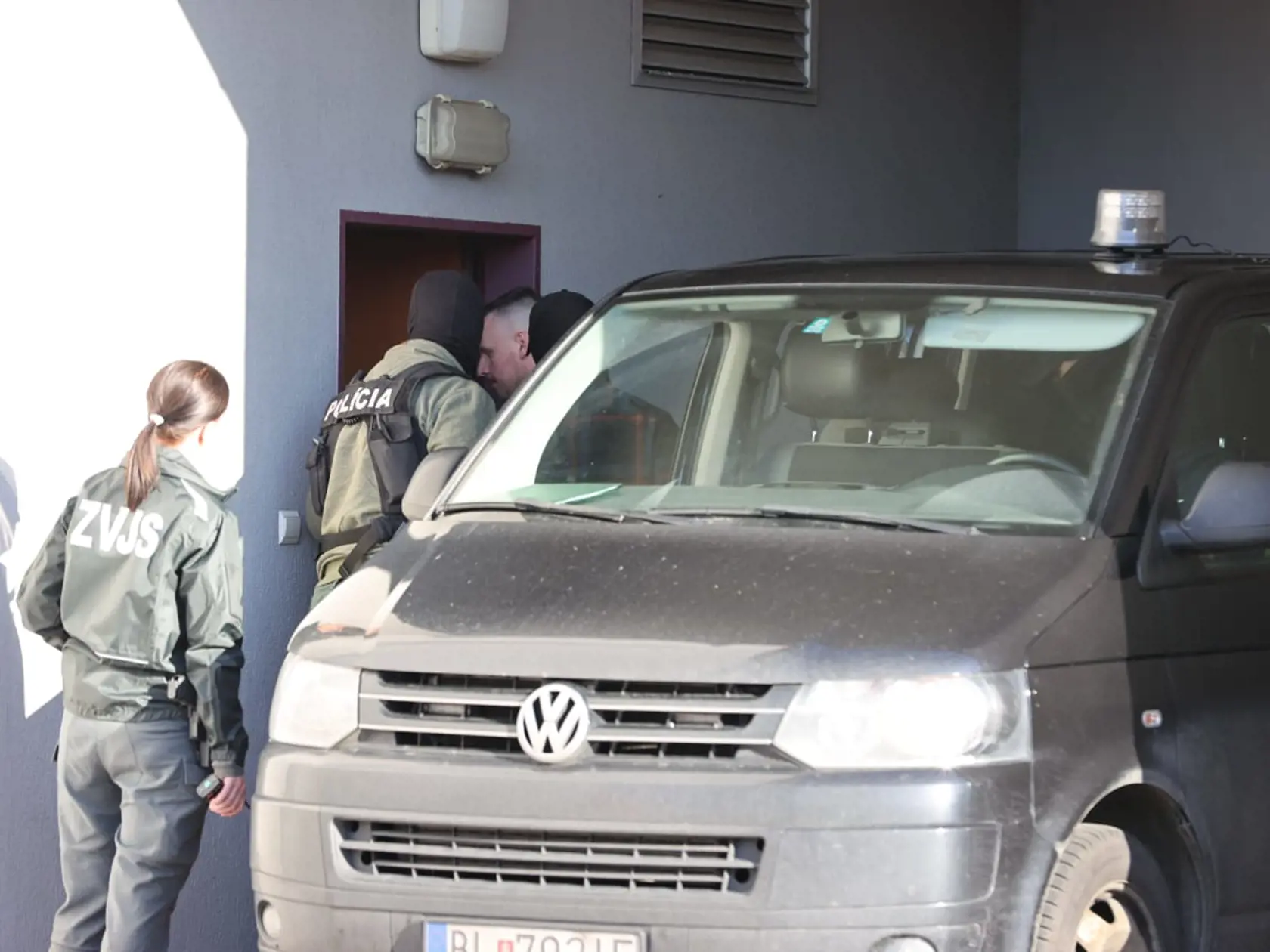 Eskorta priváža Daniela Bombica na Špecializovaný trestný súd 29. januára 2025.