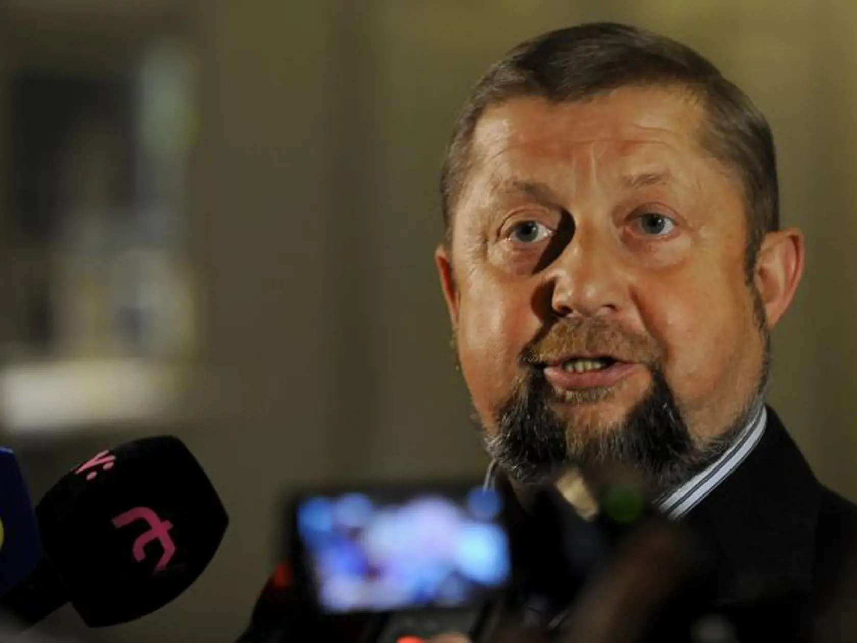 Vo¾by do Súdnej rady 29. mája 2012 v Bratislave. Na snímke predseda Najvyššieho súdu SR a šéf Súdnej rady Štefan Harabin odpovedá na otázky novinárov. FOTO TASR - Michal Svítok