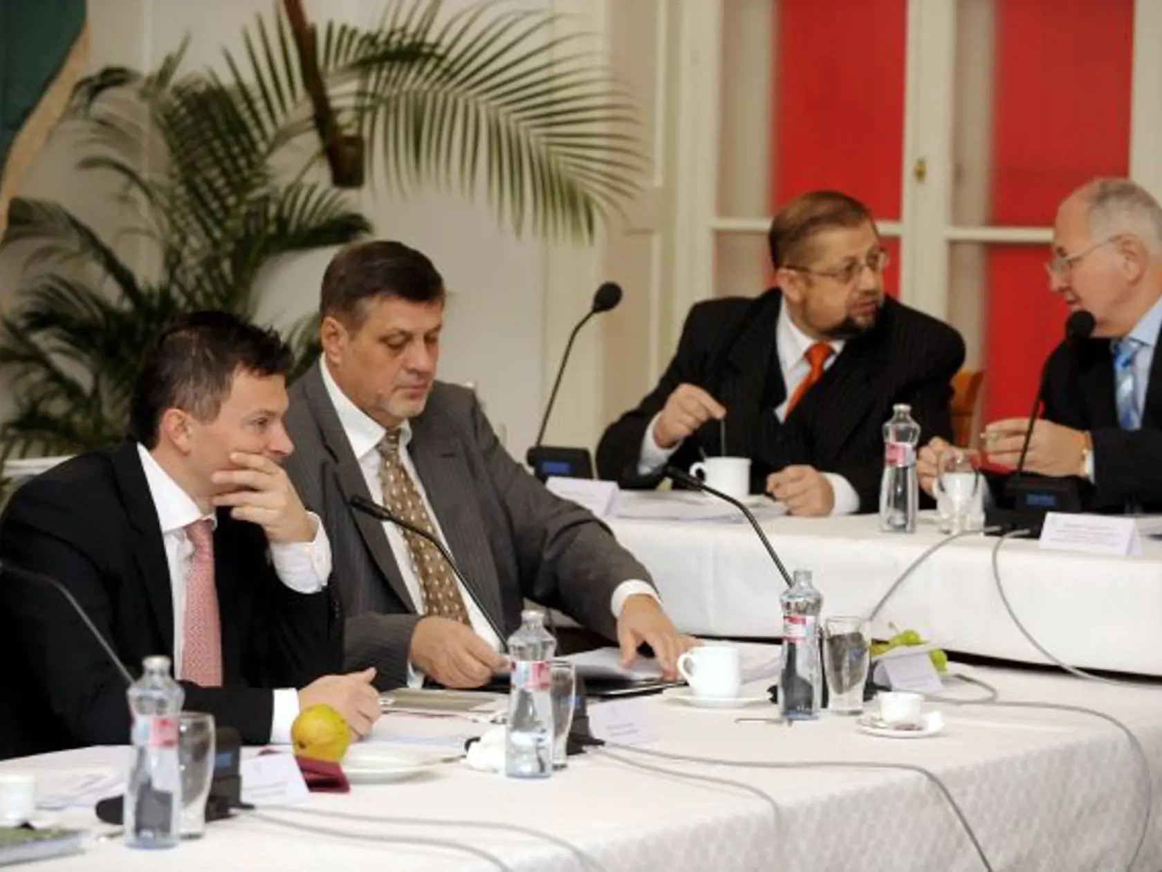 Na snímke sprava podpredseda vlády SR Dušan Èaploviè a minister spravodlivosti SR Štefan Harabin, z¾ava minister financií SR Ján Poèiatek a minister zahranièných vecí SR Ján Kubiš poèas výjazdového zasadnutia vlády SR na Mestskom úrade 19. novembra 2008 v Komárne. FOTO TASR - Pavel Neubauer