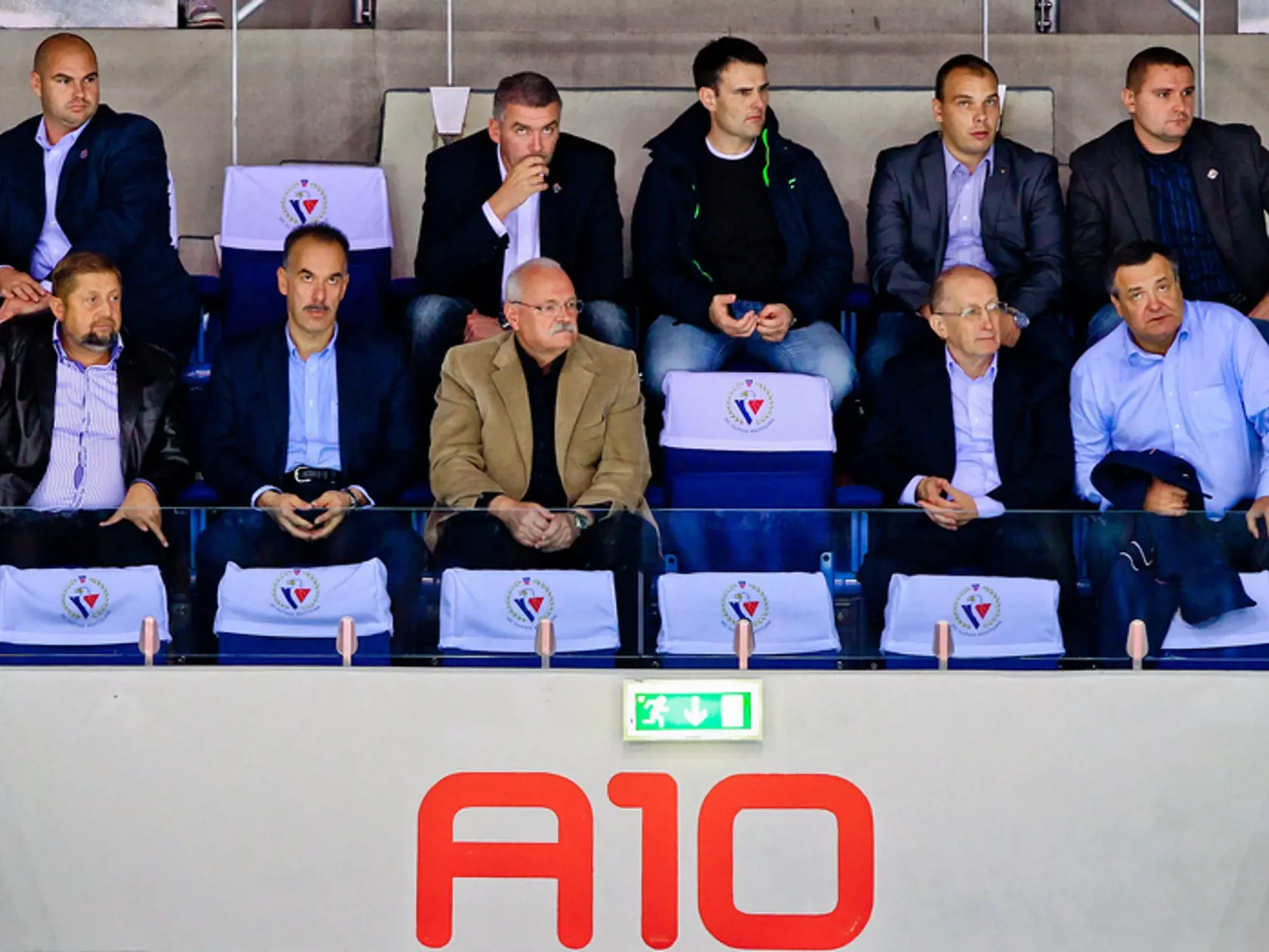 Na hokeji sa často ukazoval aj prezident Ivan Gašparovič (dole uprostred). Na fotografii aj šéf najvyššieho súdu Štefan Harabin (vľavo dole).