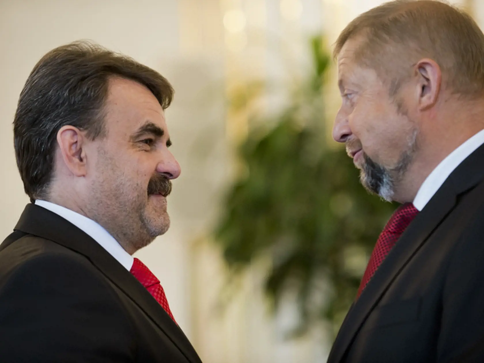 Predseda Najvyššieho súdu SR Štefan Harabin (vpravo) podáva ruku novému generálnemu prokurátorovi Jaromírovi Čižnárovi.