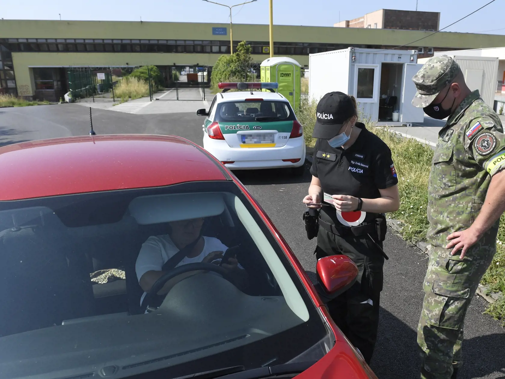 Na snímke polícia kontroluje prichádzajúce autá na slovensko-maďarskom hraničnom priechode Milhosť -Tornyosnémeti 6. júla 2021.