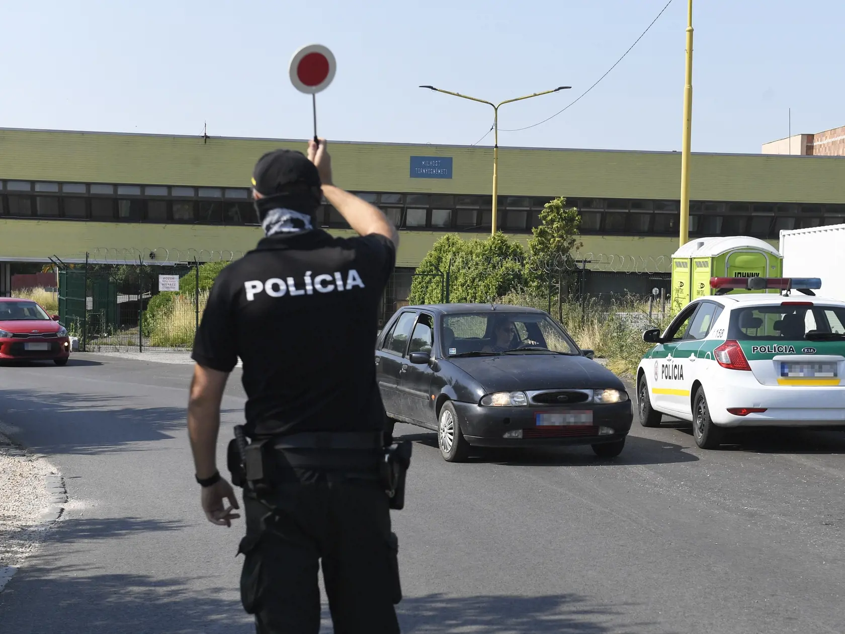 Na snímke polícia kontroluje prichádzajúce autá na slovensko-maďarskom hraničnom priechode Milhosť -Tornyosnémeti 6. júla 2021.