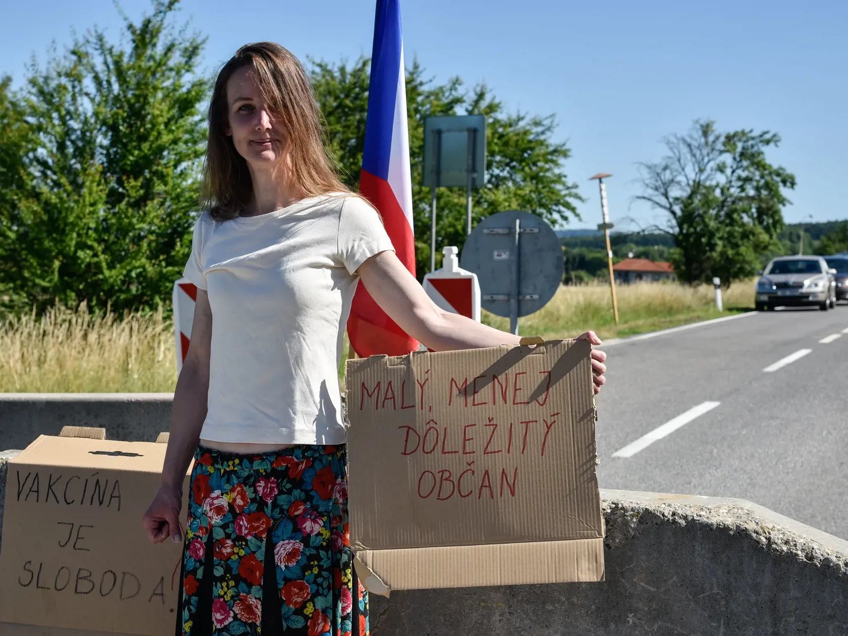 Na snímke občianka protestuje proti uzavretiu hraničného priechodu Vrbovce – Velká nad Veličkou vo Vrbovciach 6. júla 2021.
