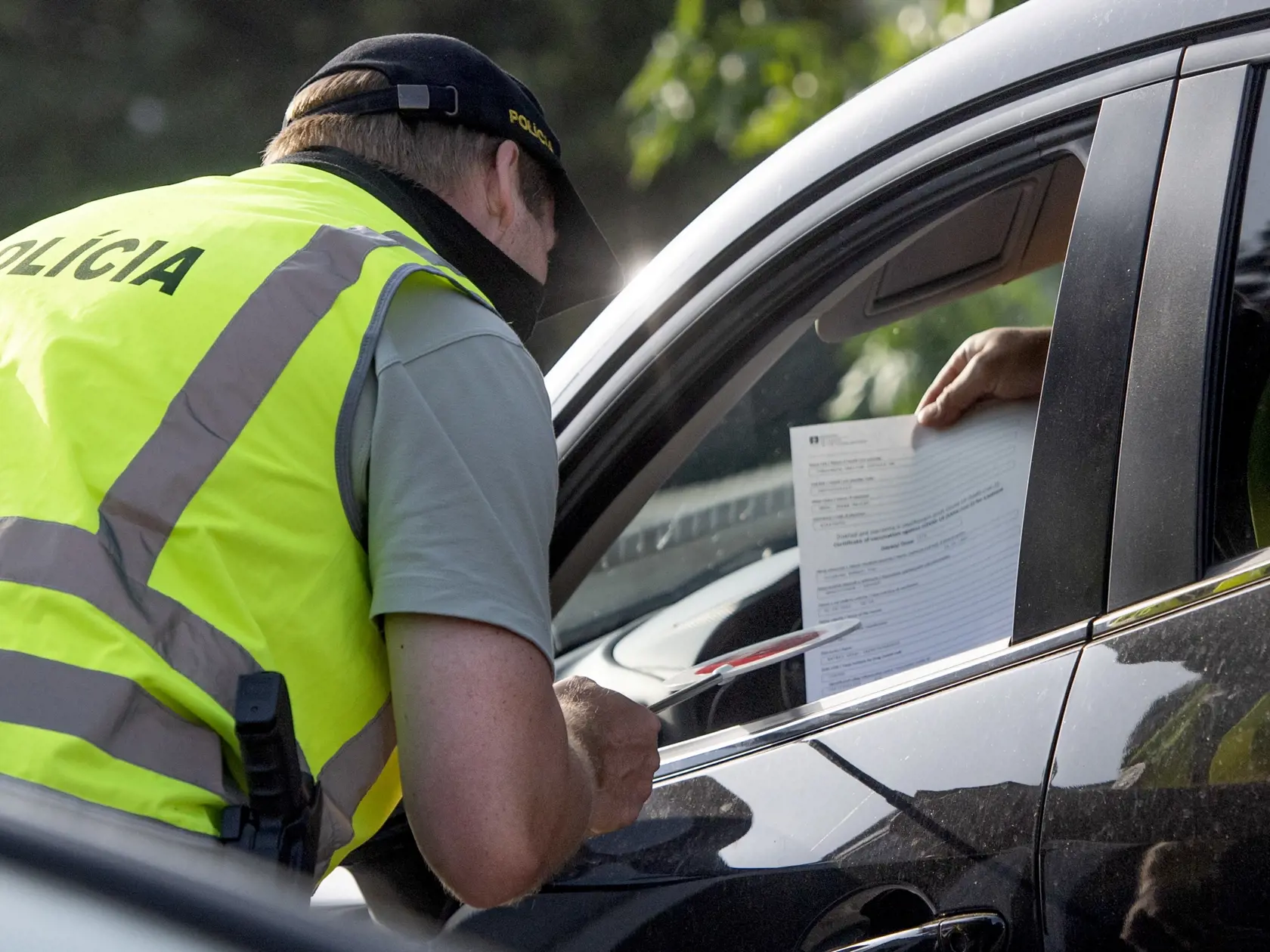 Na bývalých hraničných priechodoch Berg a Jarovce-Kittsee budú v najbližších dňoch prebiehať intenzívne policajné kontroly. Zamerané budú na karanténne povinnosti po vstupe na územie Slovenska. Na snímke policajti kontrolujú vodičov na hraničnom prechode Petržalka-Berg 24. júna 2021.
