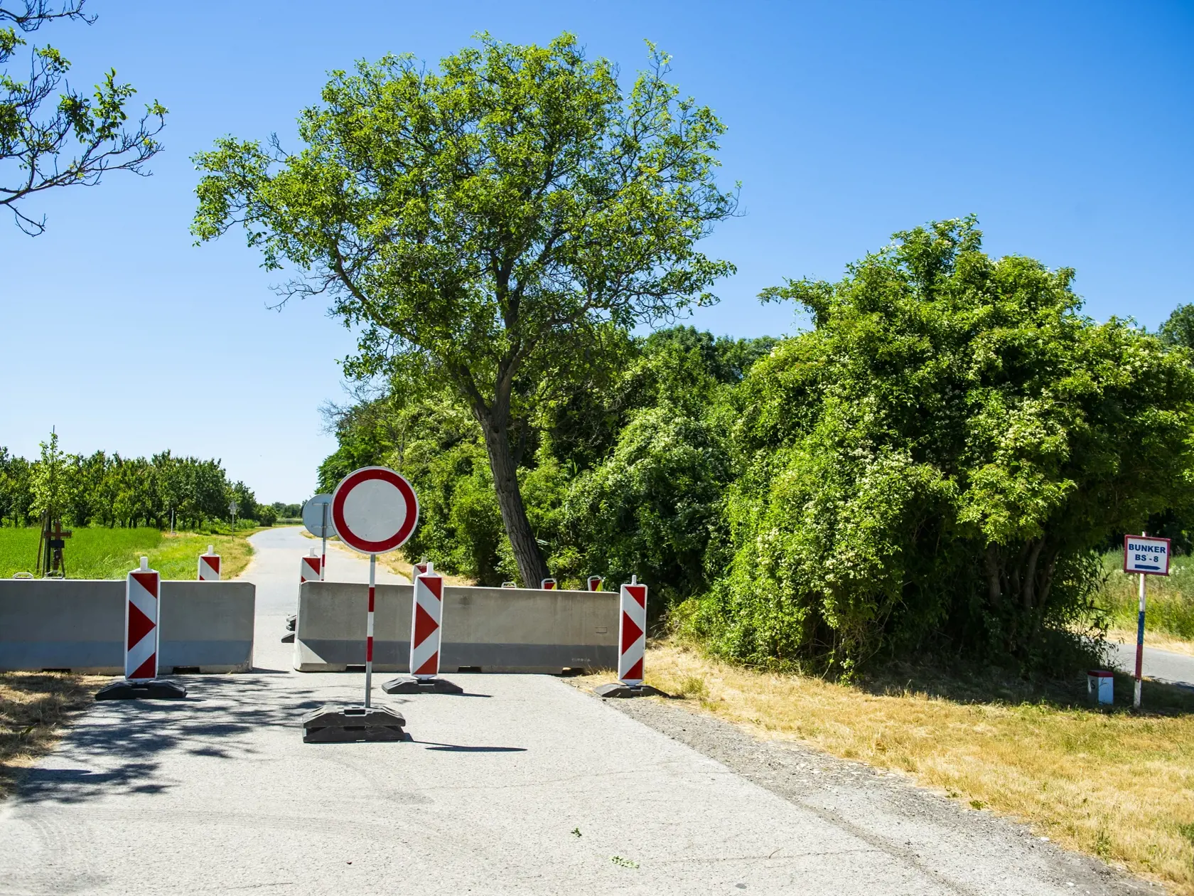 Na snímke uzavretý hraničný priechod Bratislava/Petržalka - Kittsee 6. júla 2021.